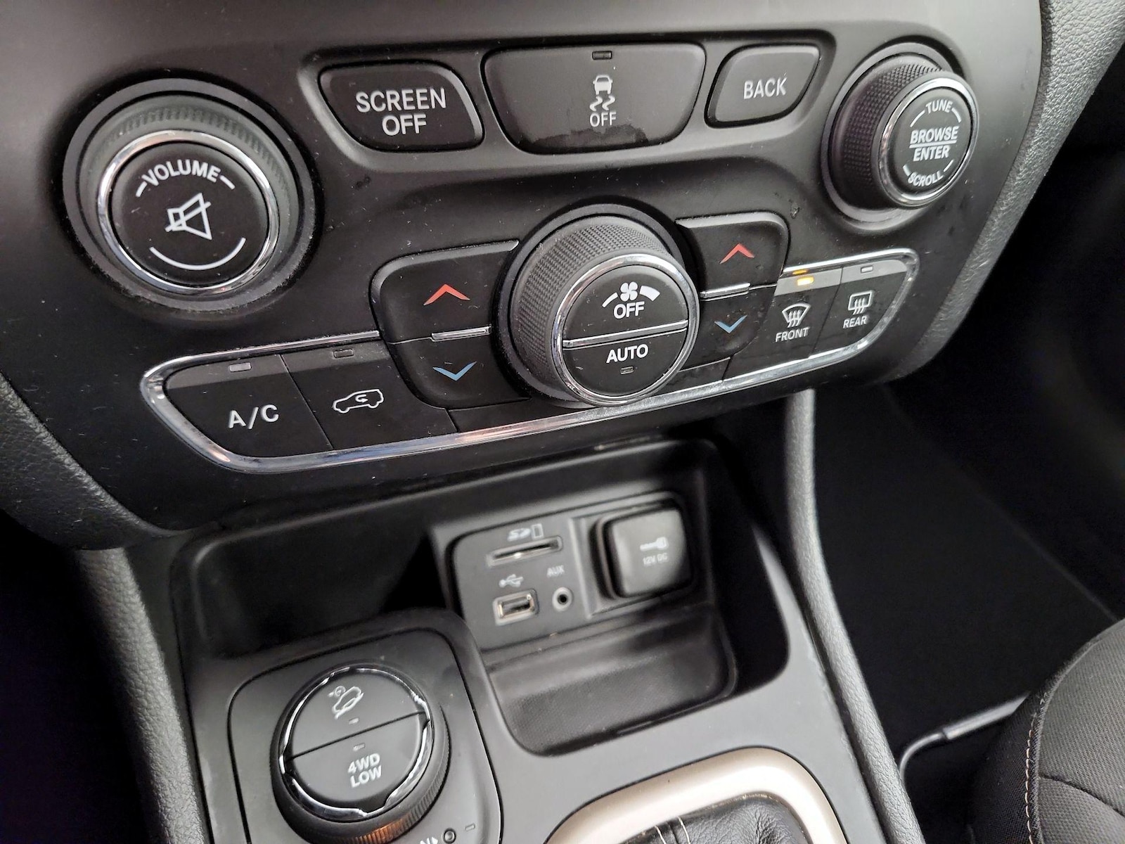 2016 Jeep Cherokee Latitude - Photo 17