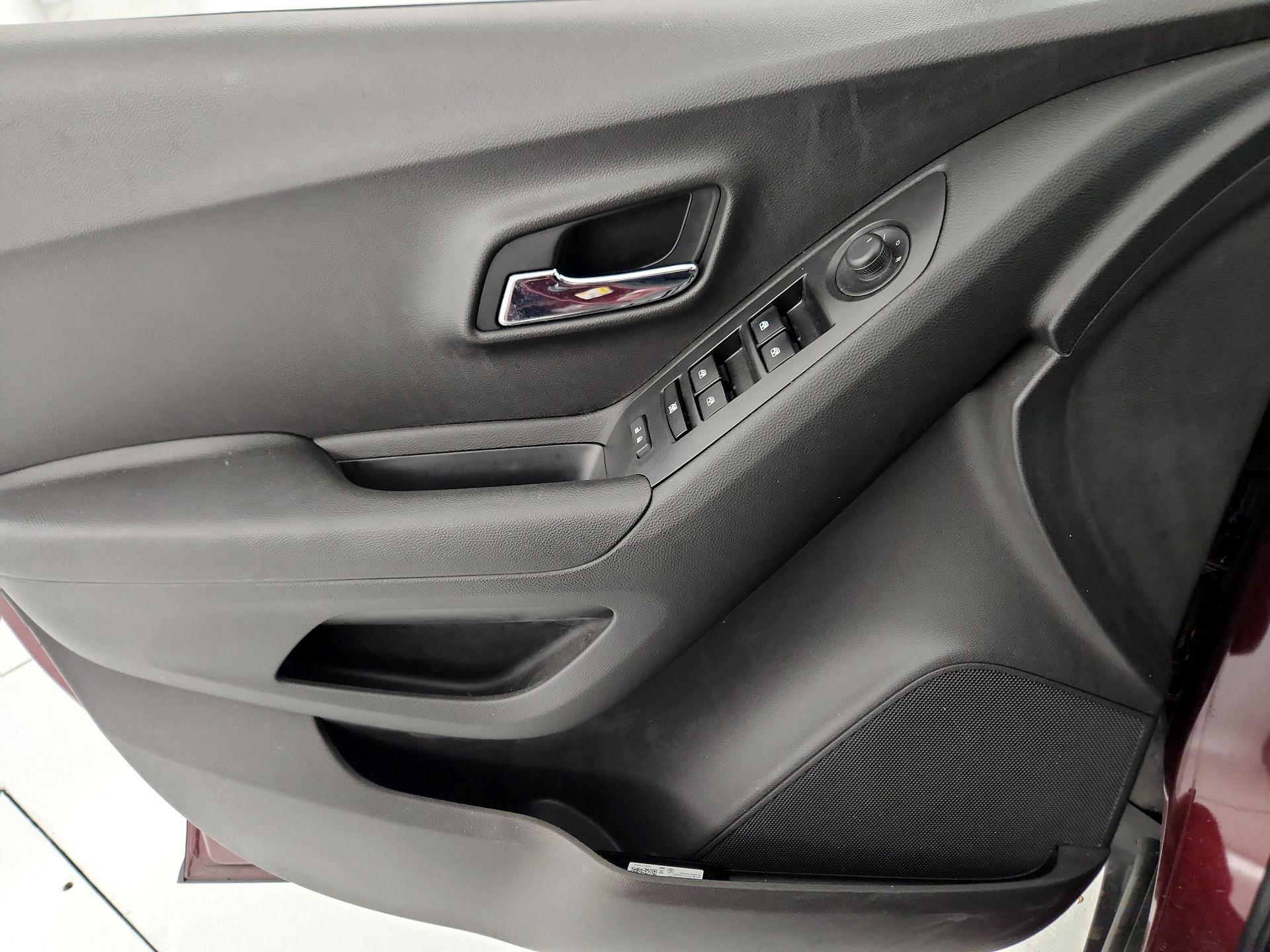 Thumbnail: 2016 Chevrolet Trax - 12