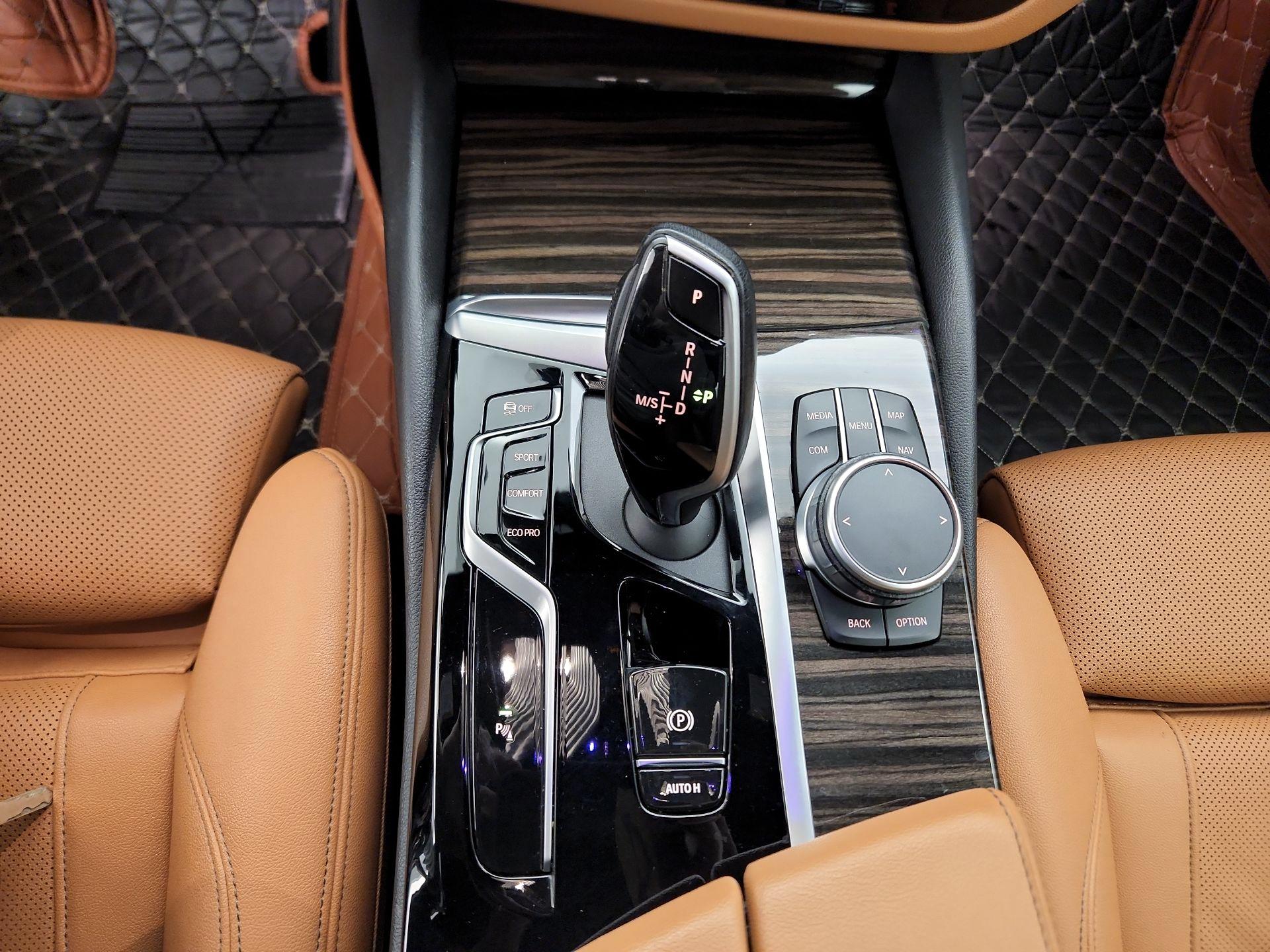 Thumbnail: 2021 BMW 5 Series - 17