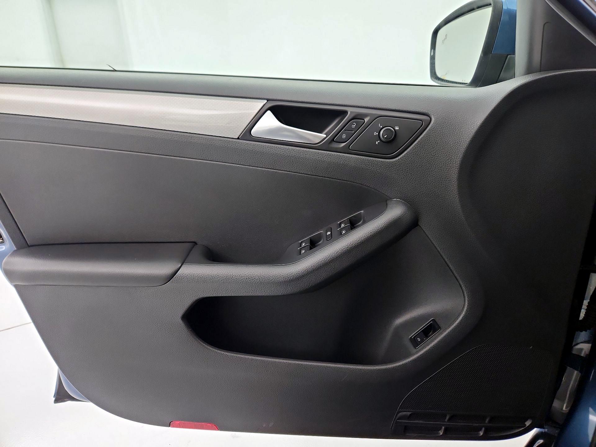 Thumbnail: 2017 Volkswagen Jetta - 12