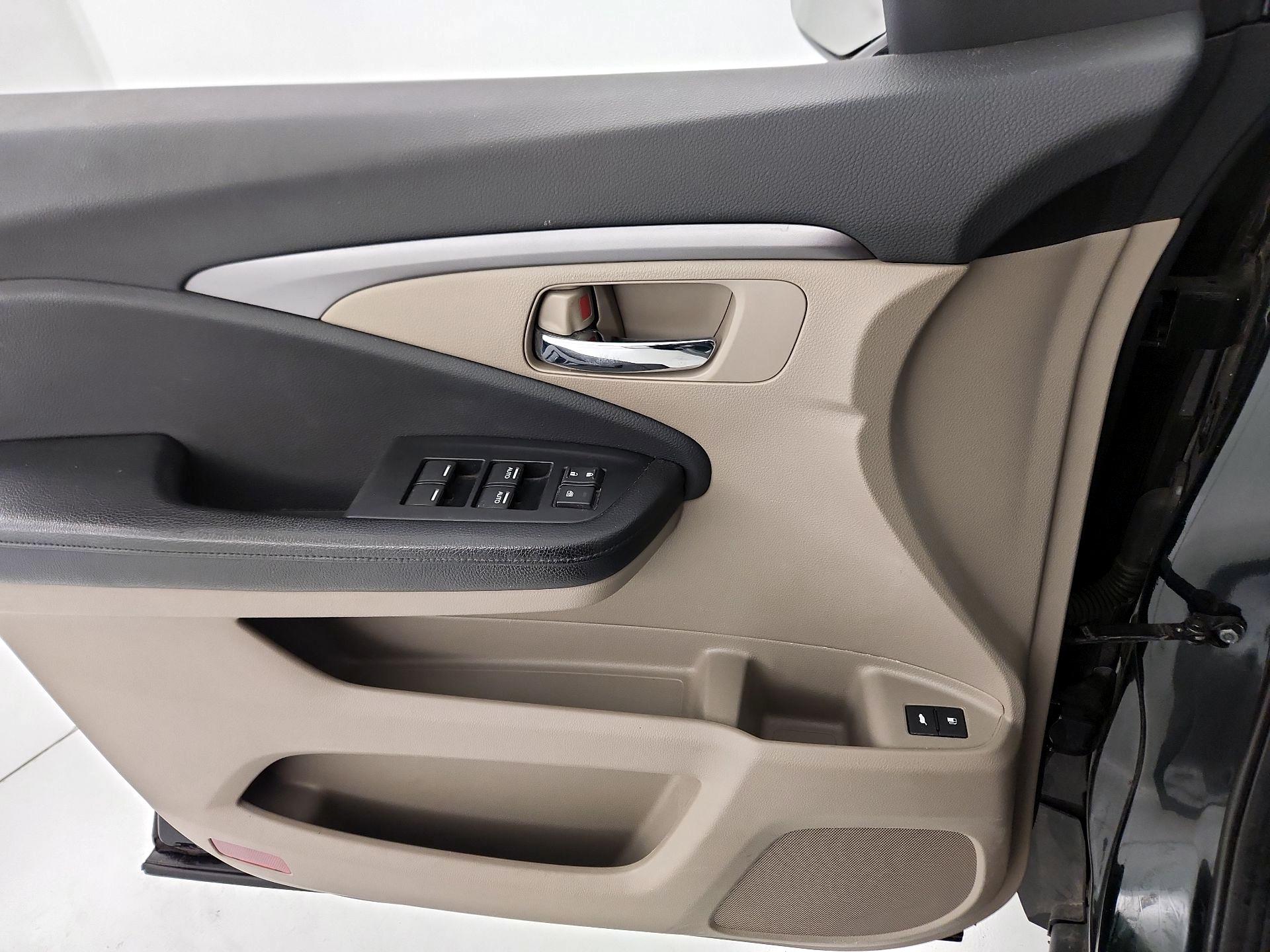 Thumbnail: 2017 Honda Pilot - 12