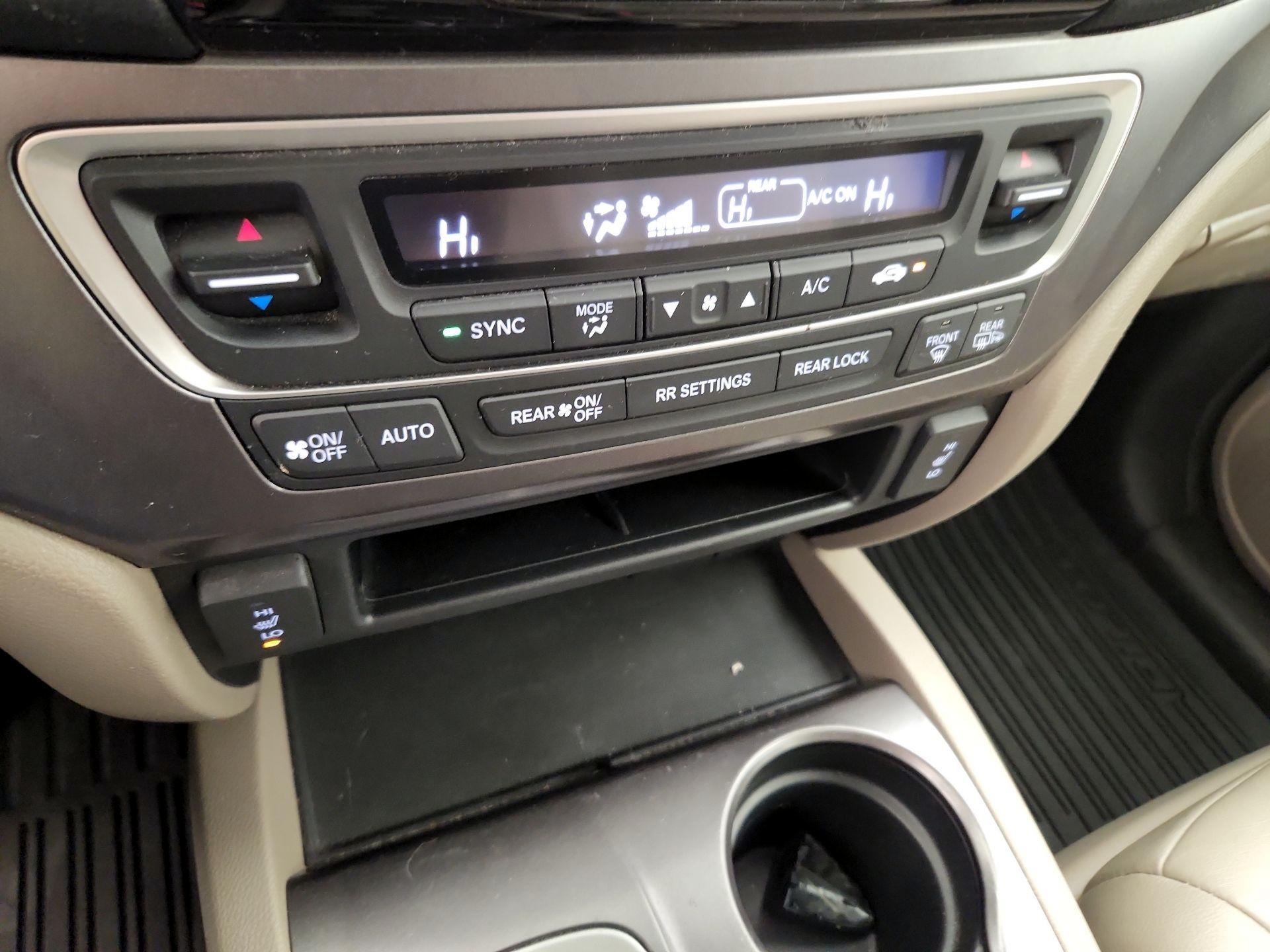 Thumbnail: 2017 Honda Pilot - 16