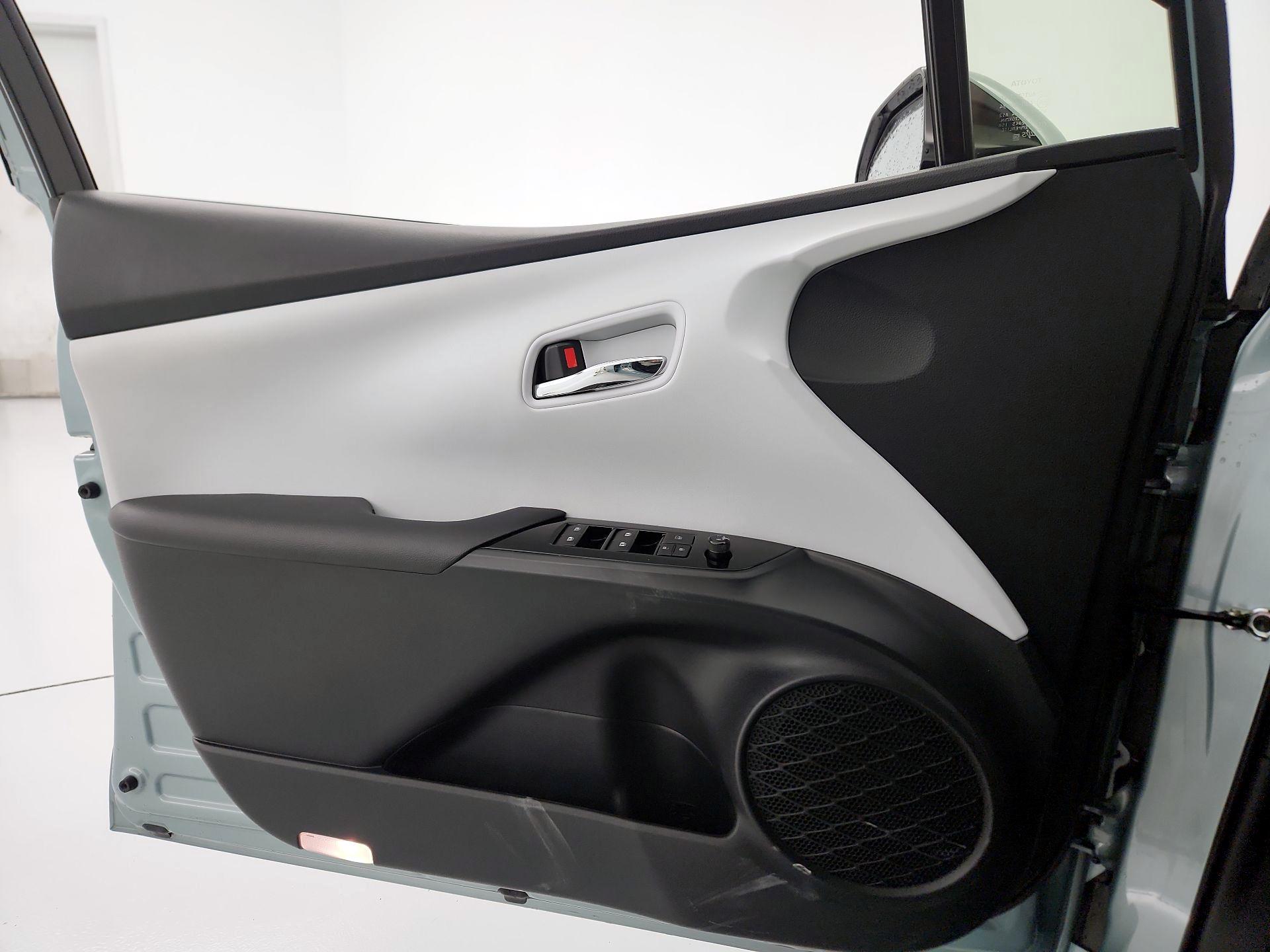 Thumbnail: 2018 Toyota Prius - 12