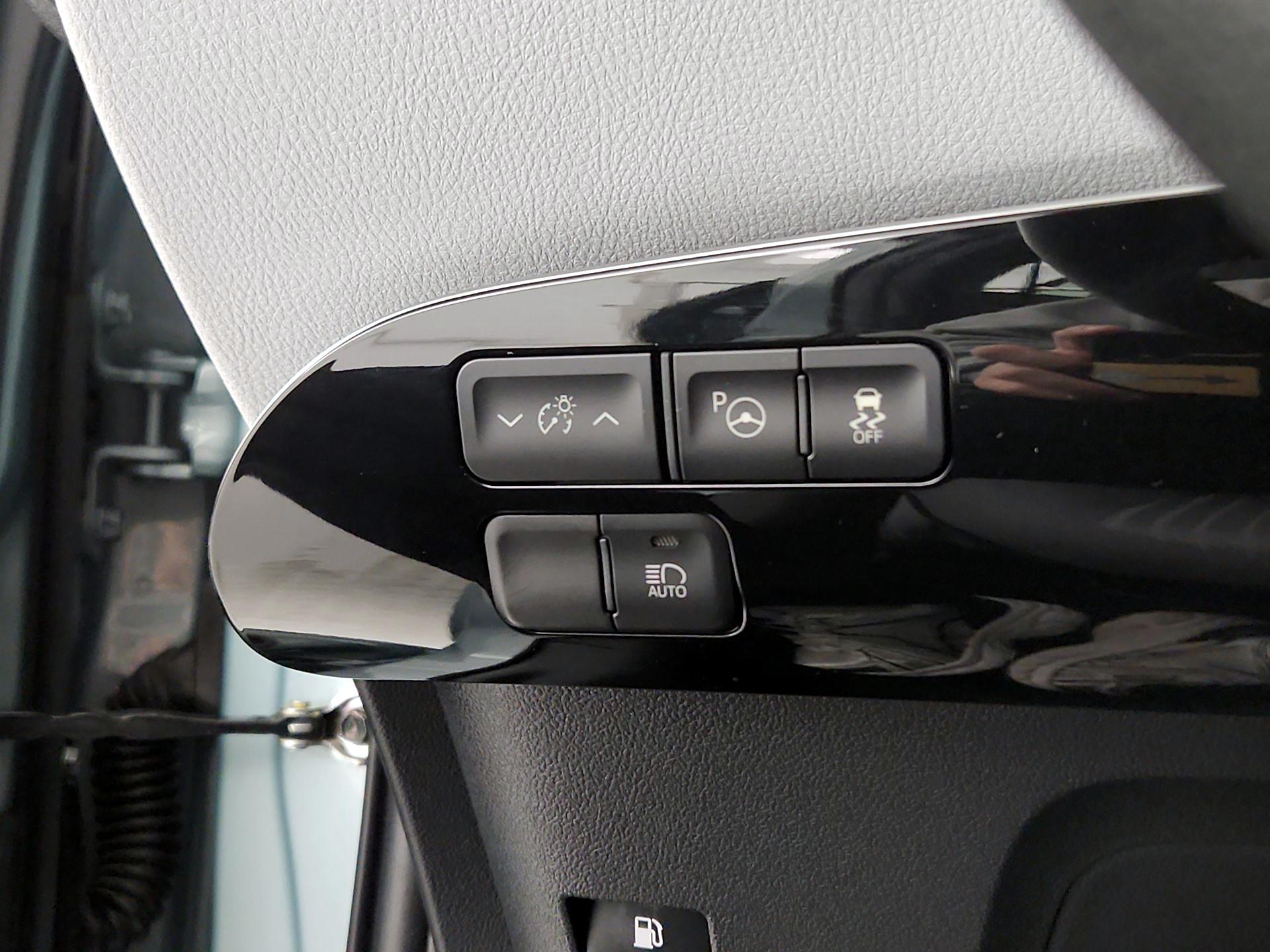 Thumbnail: 2018 Toyota Prius - 13