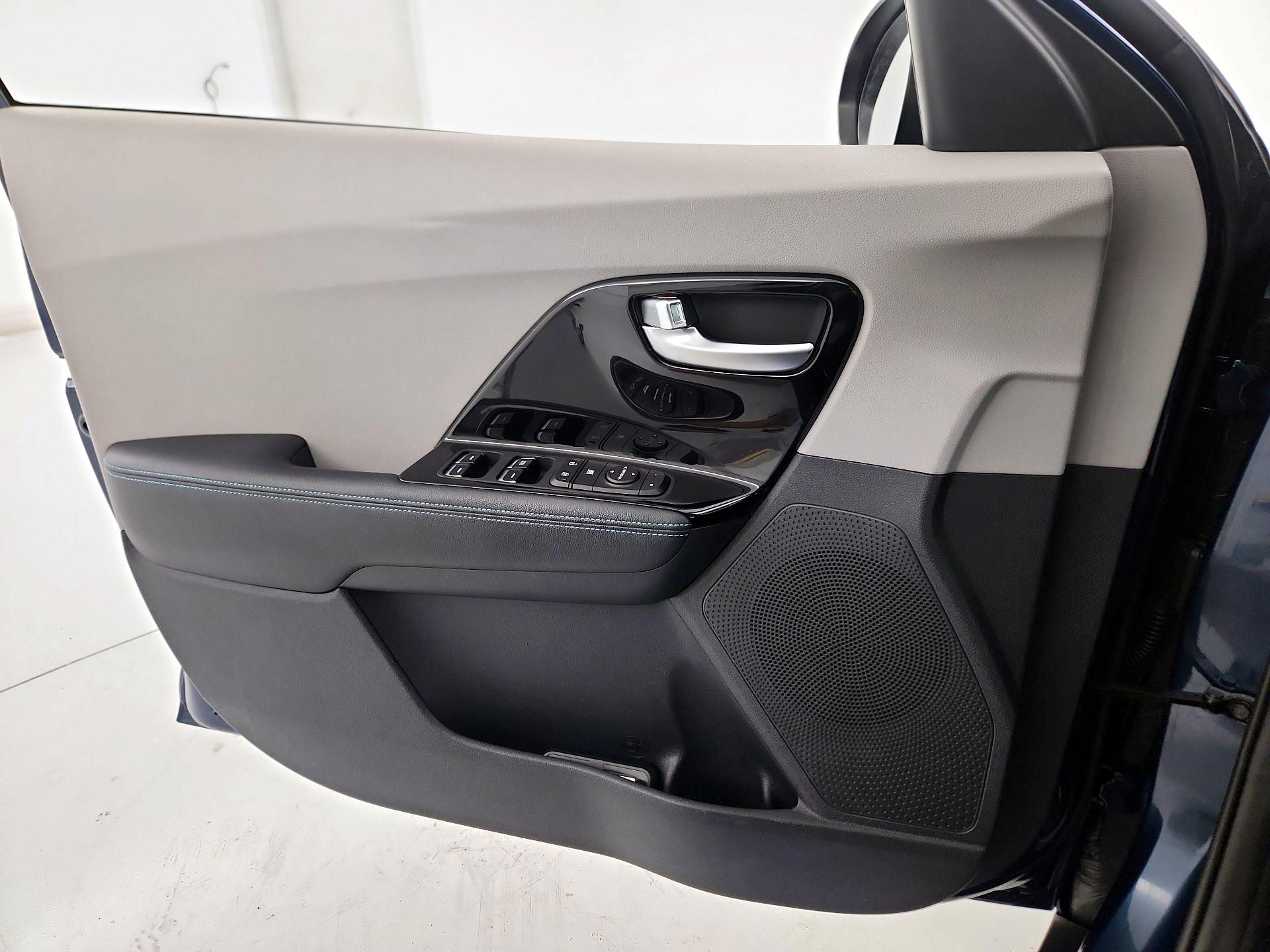 Thumbnail: 2020 Kia Niro - 12