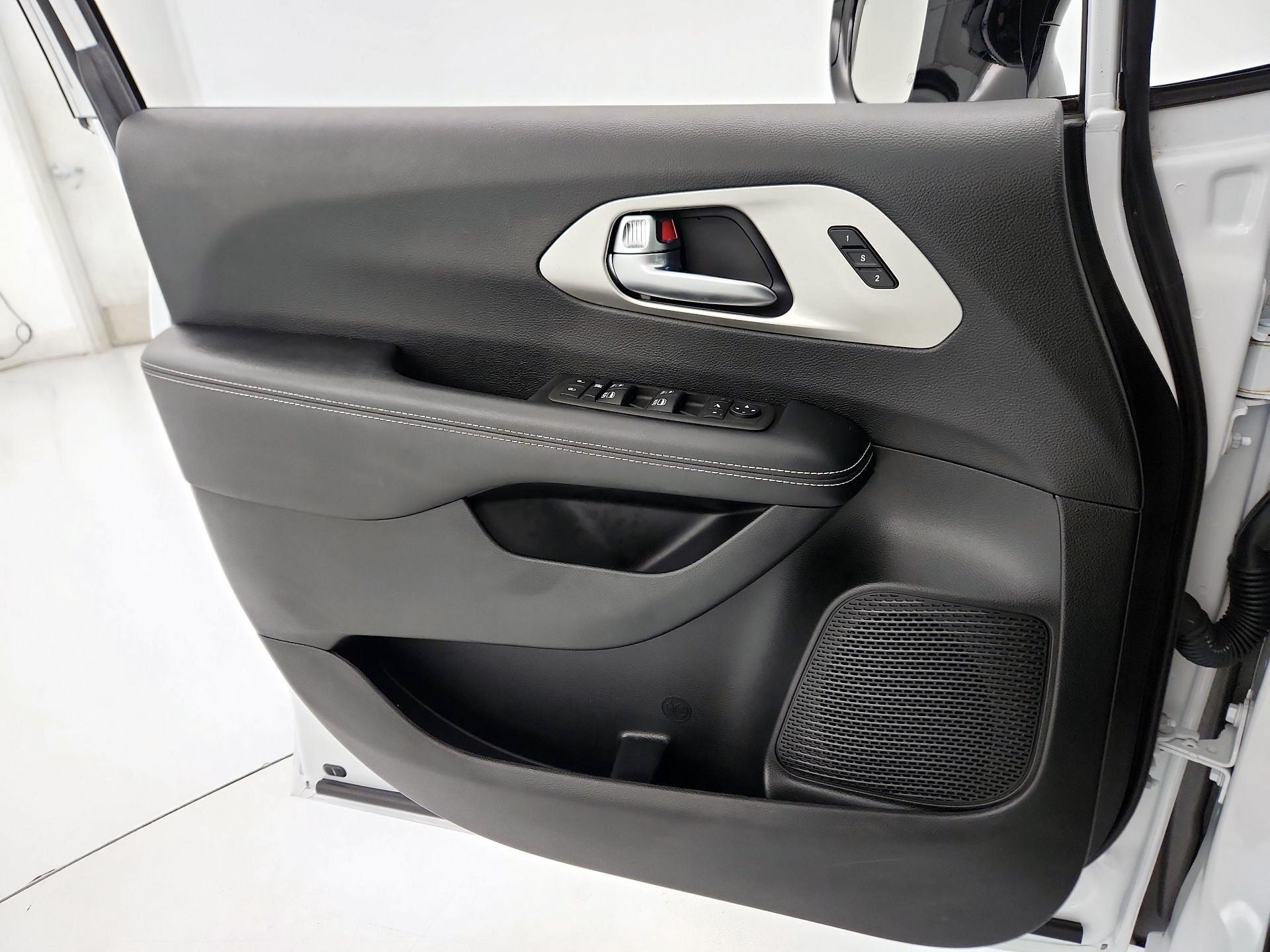 Thumbnail: 2023 Chrysler Pacifica - 12