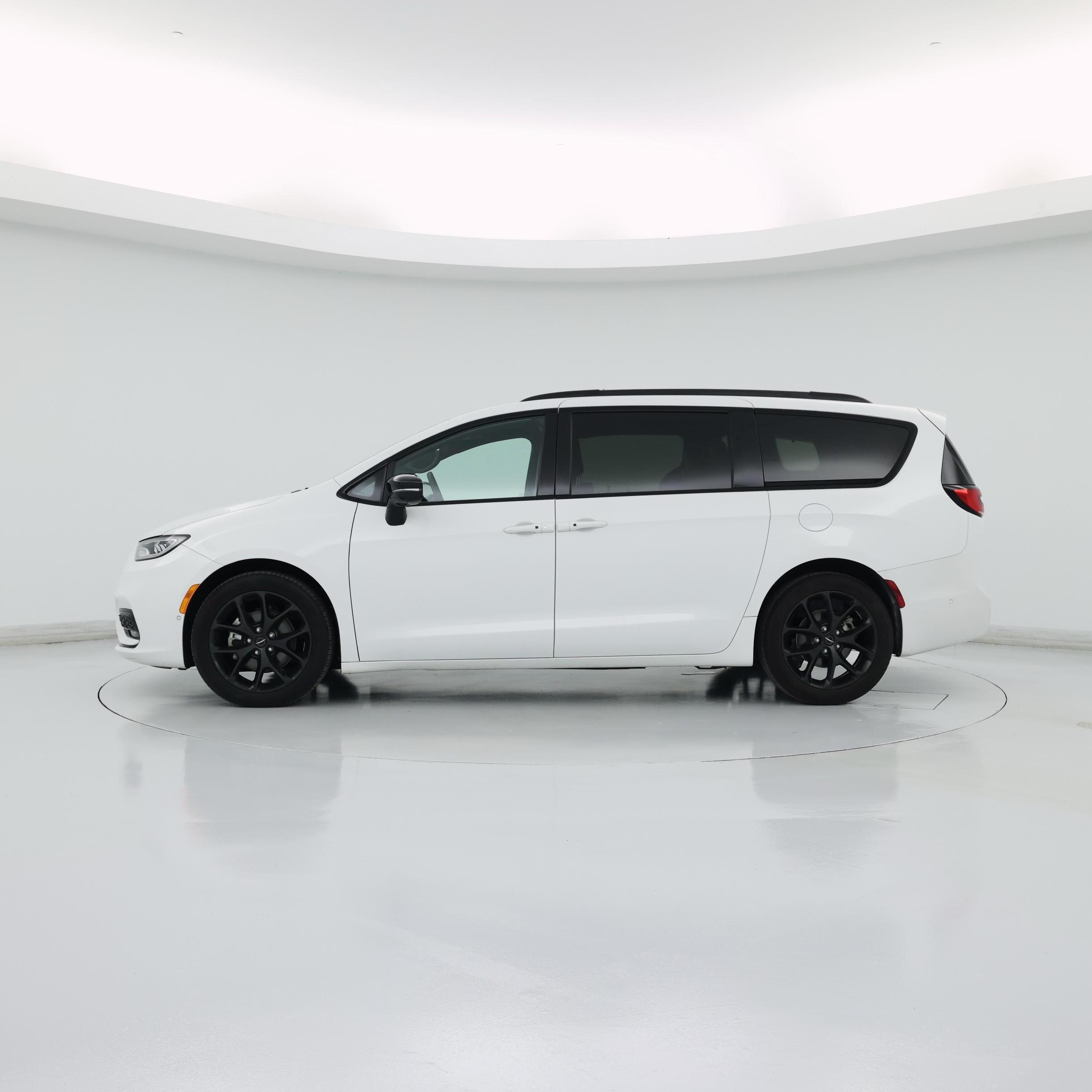 Thumbnail: 2023 Chrysler Pacifica - 3