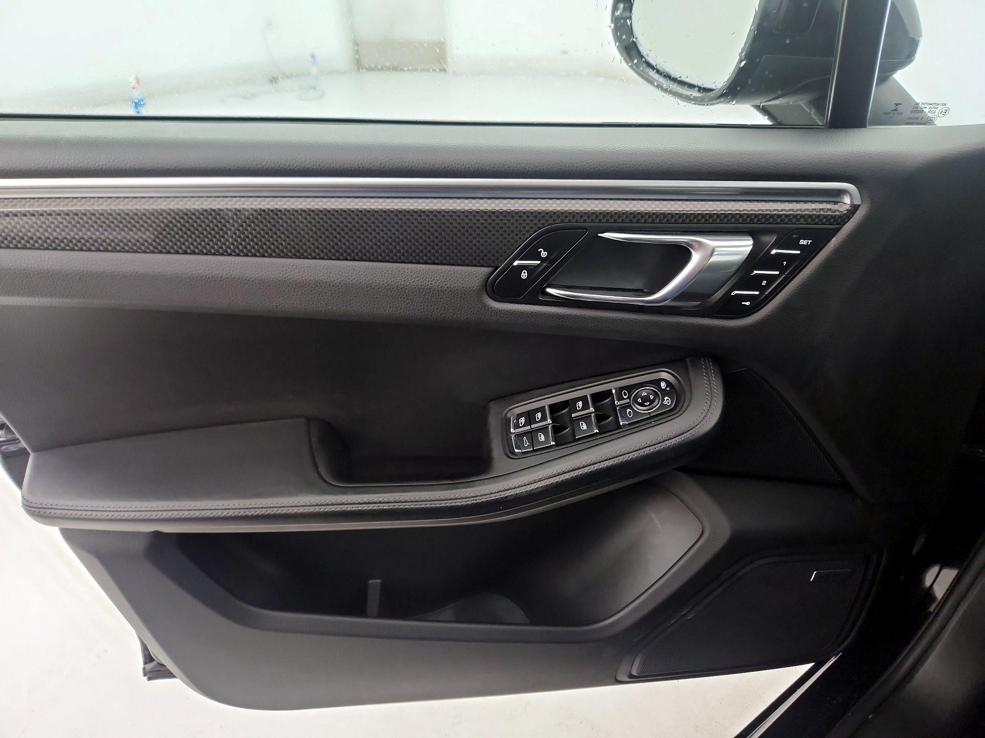 Thumbnail: 2017 Porsche Macan - 12