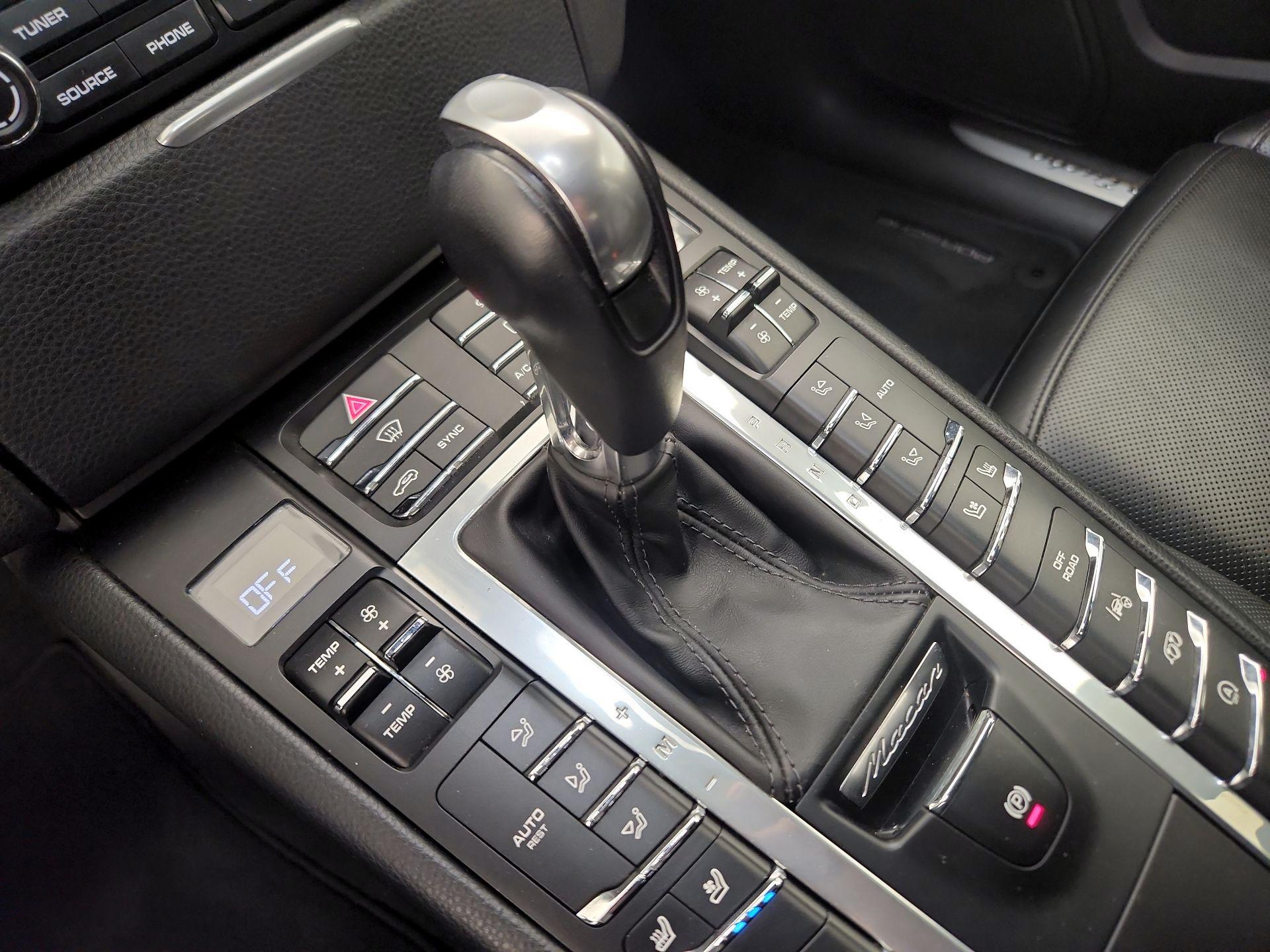 Thumbnail: 2017 Porsche Macan - 17