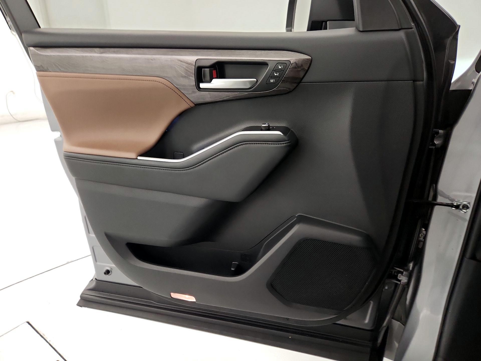 Thumbnail: 2025 Toyota Highlander - 12