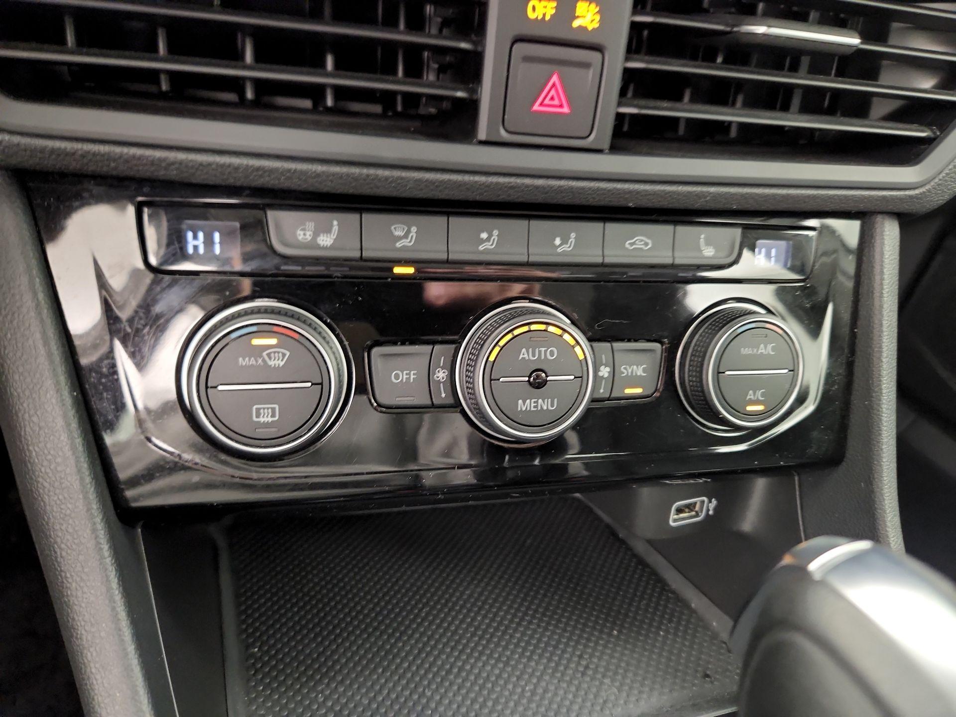 Thumbnail: 2019 Volkswagen Jetta - 16