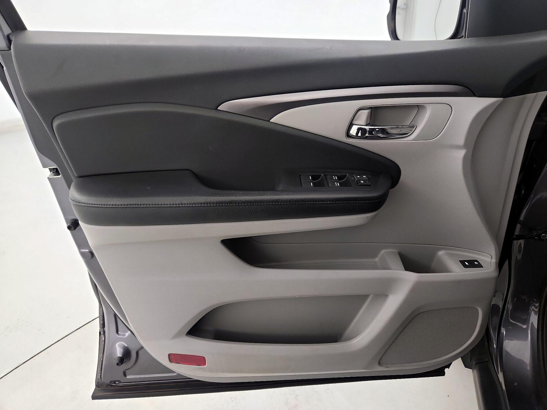 Thumbnail: 2017 Honda Pilot - 12