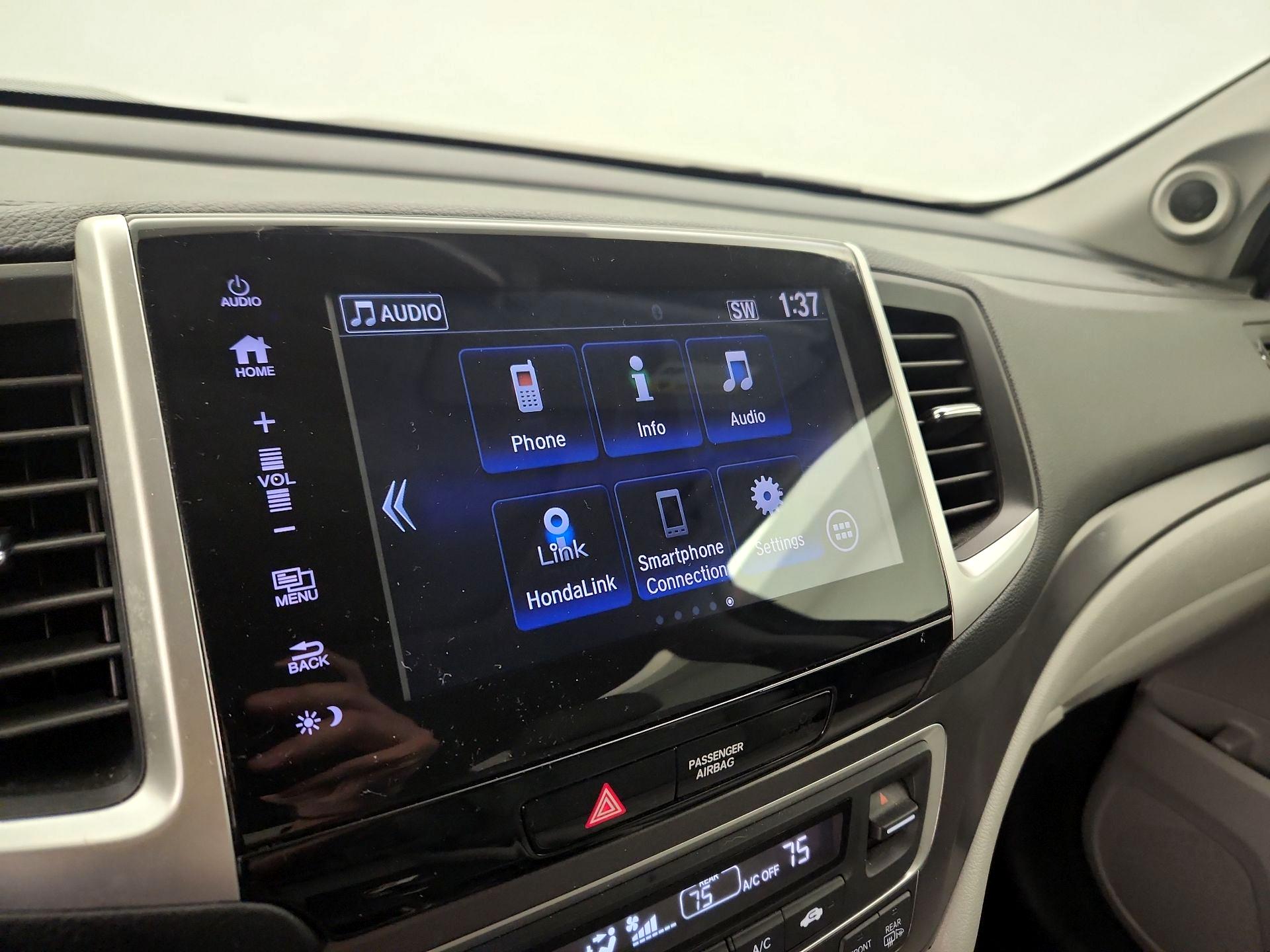 Thumbnail: 2017 Honda Pilot - 15