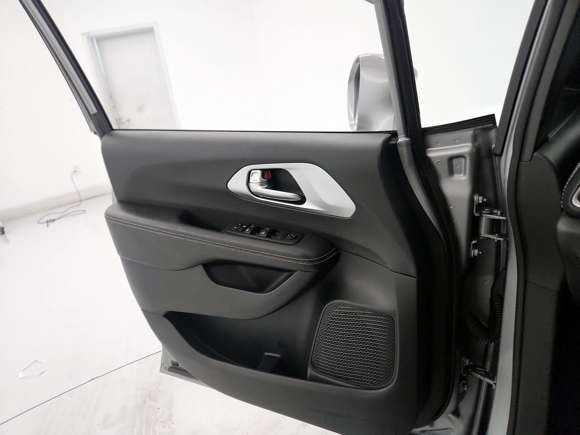 Thumbnail: 2021 Chrysler Pacifica - 12