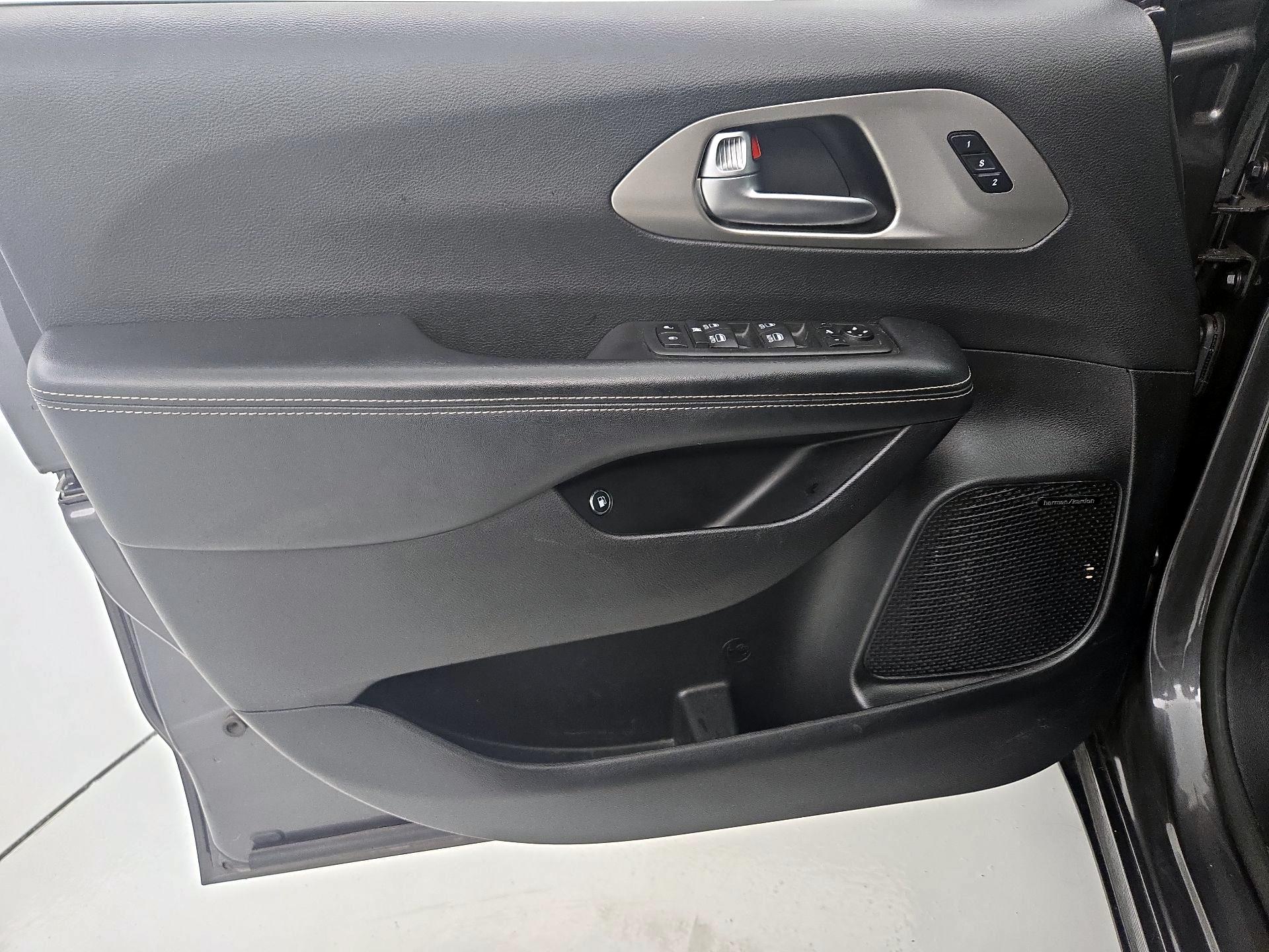 Thumbnail: 2021 Chrysler Pacifica - 12