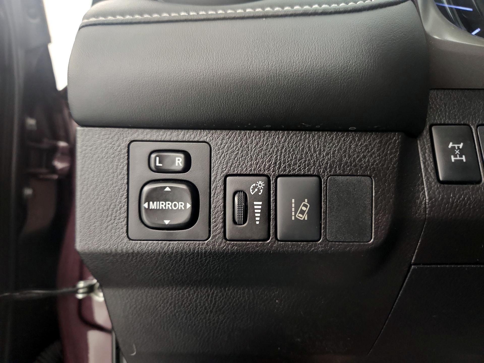 Thumbnail: 2018 Toyota RAV4 - 16