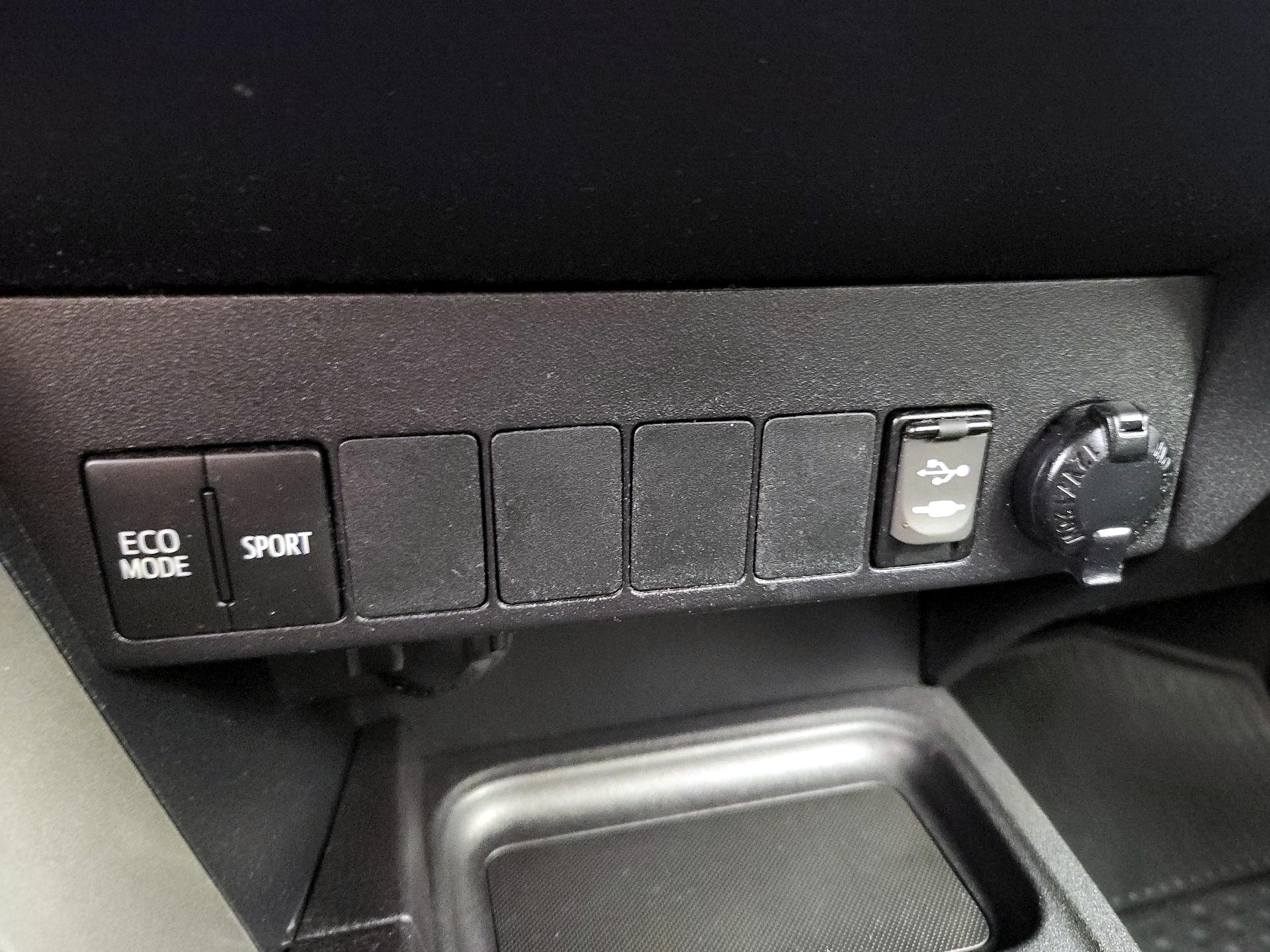 Thumbnail: 2018 Toyota RAV4 - 18