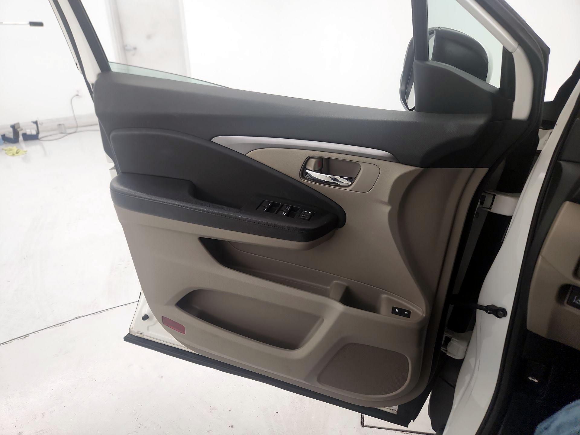 Thumbnail: 2017 Honda Pilot - 12