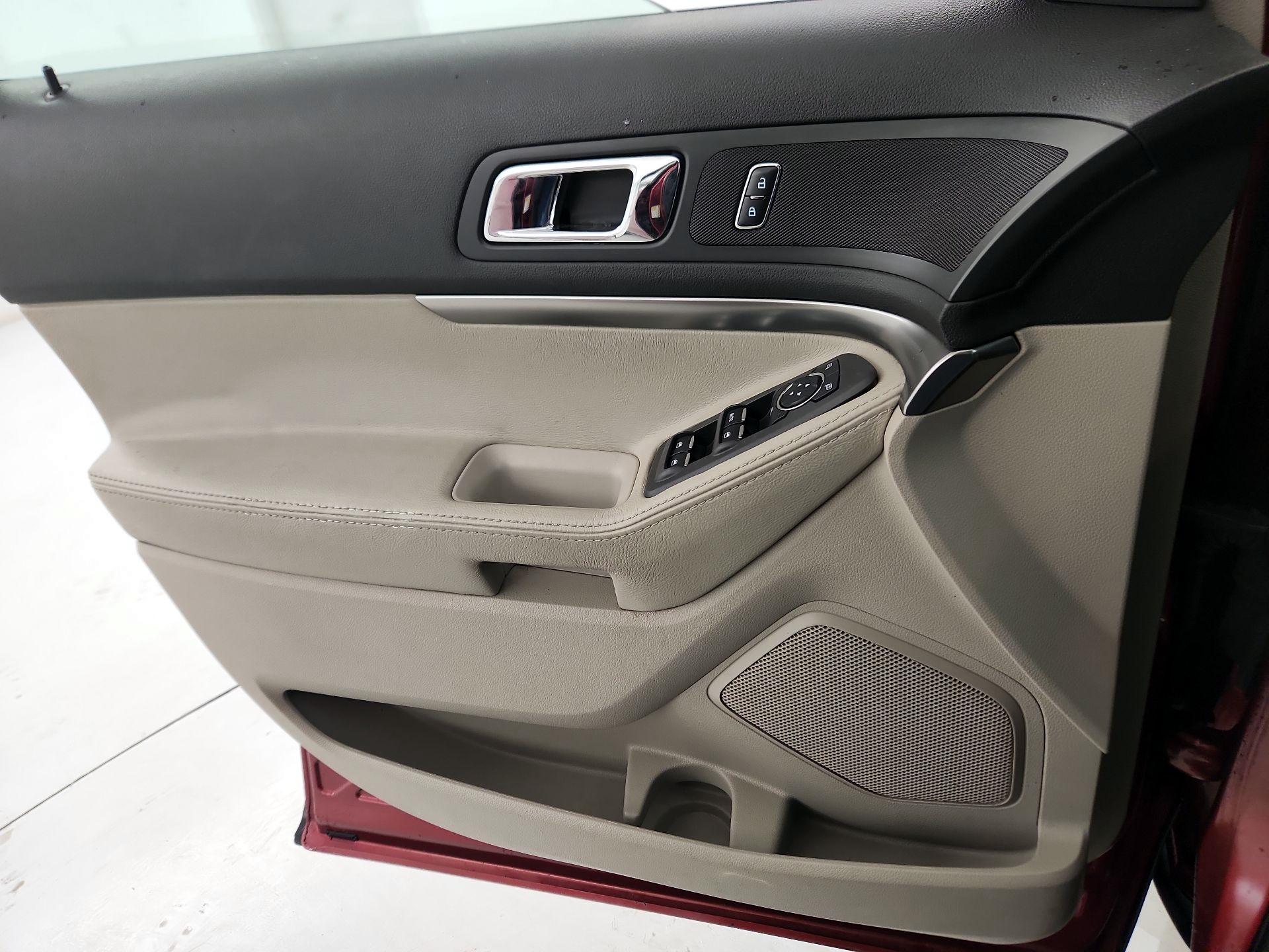 Thumbnail: 2015 Ford Explorer - 12