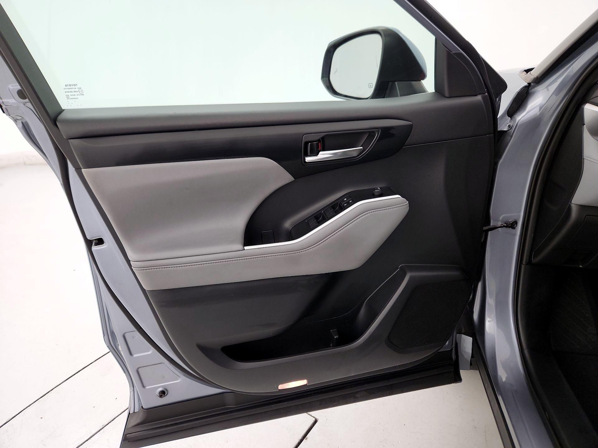 Thumbnail: 2021 Toyota Highlander - 12