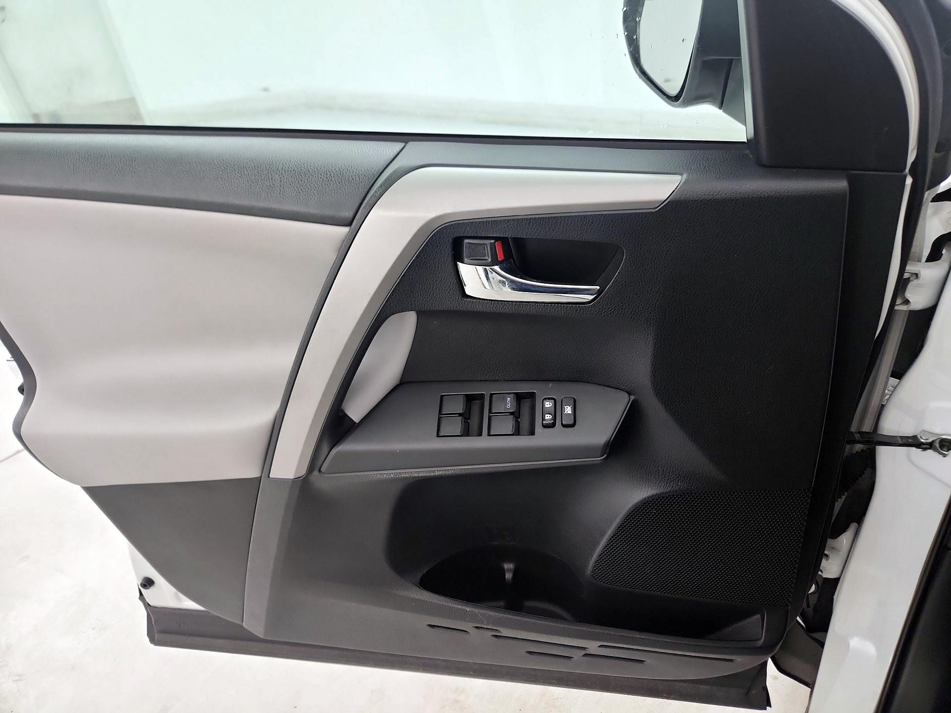 Thumbnail: 2016 Toyota RAV4 - 12