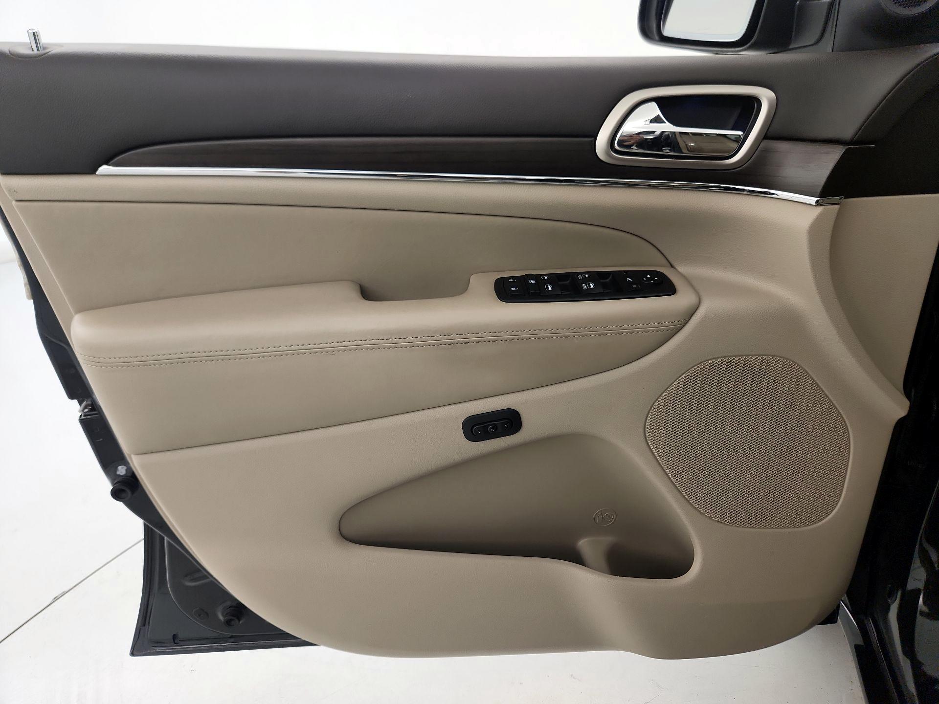 Thumbnail: 2015 Jeep Grand Cherokee - 12