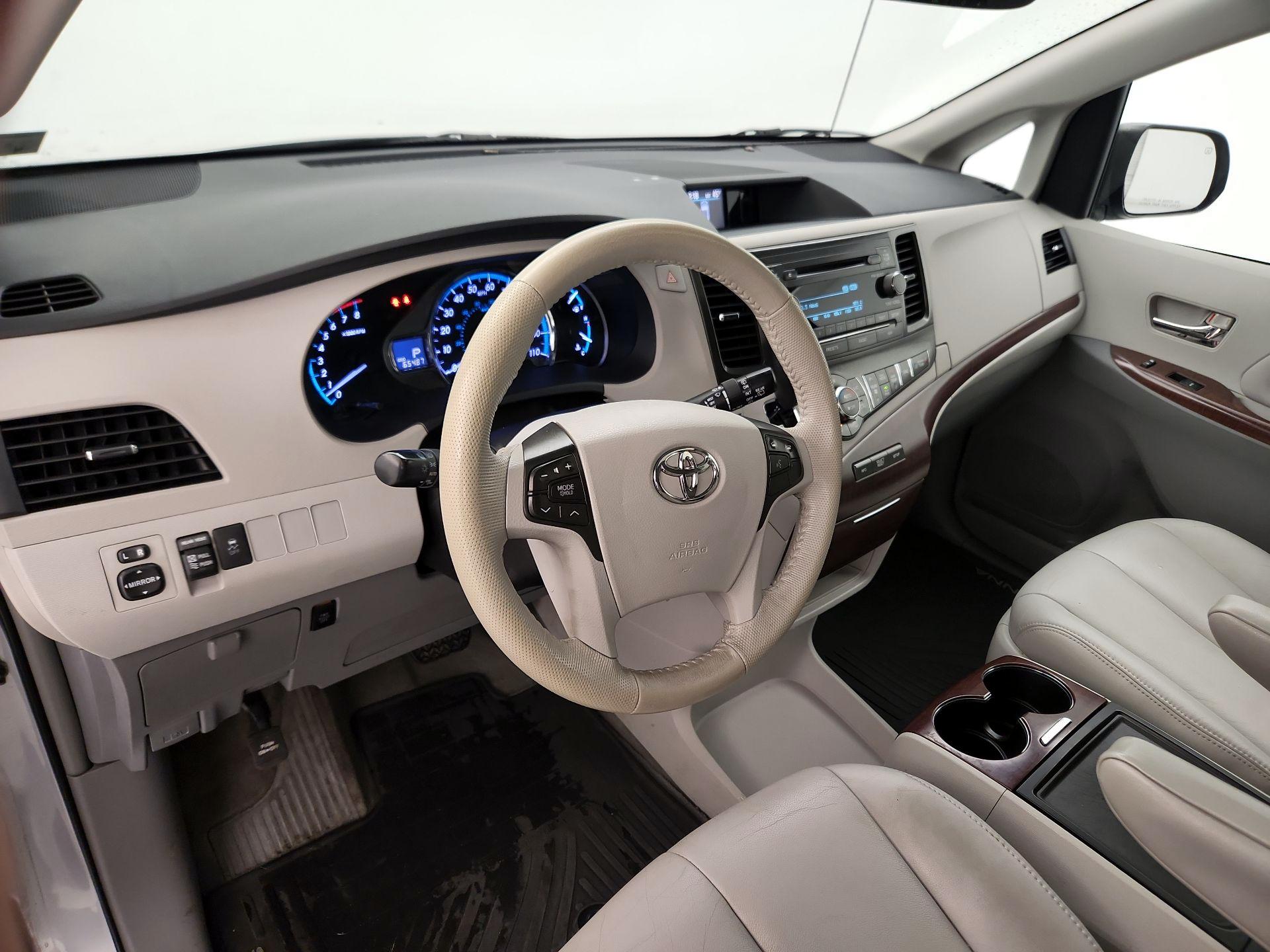 Thumbnail: 2014 Toyota Sienna - 9