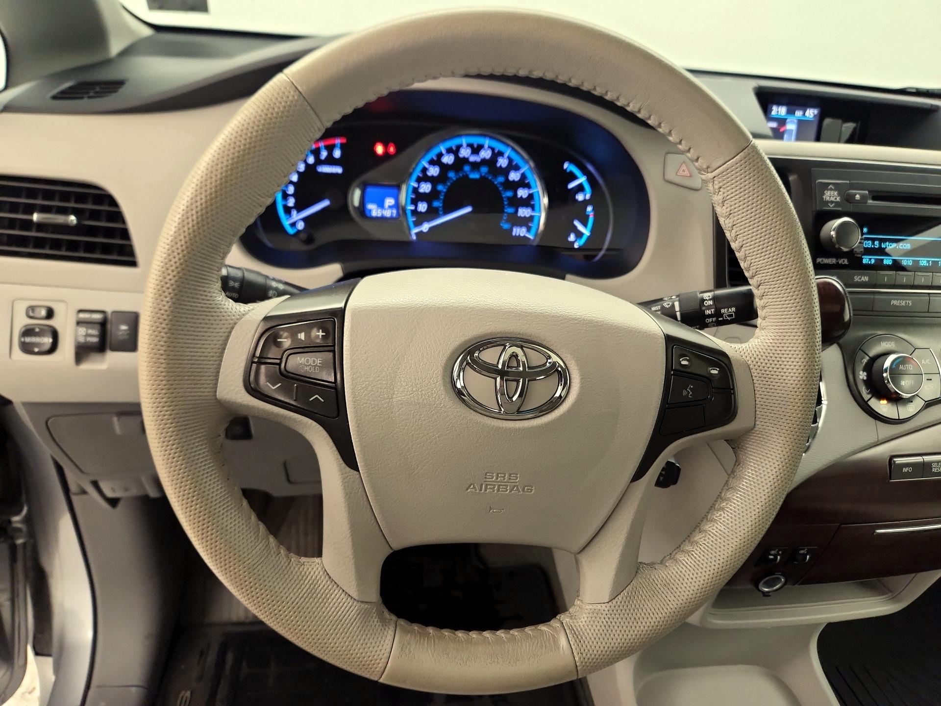 Thumbnail: 2014 Toyota Sienna - 10