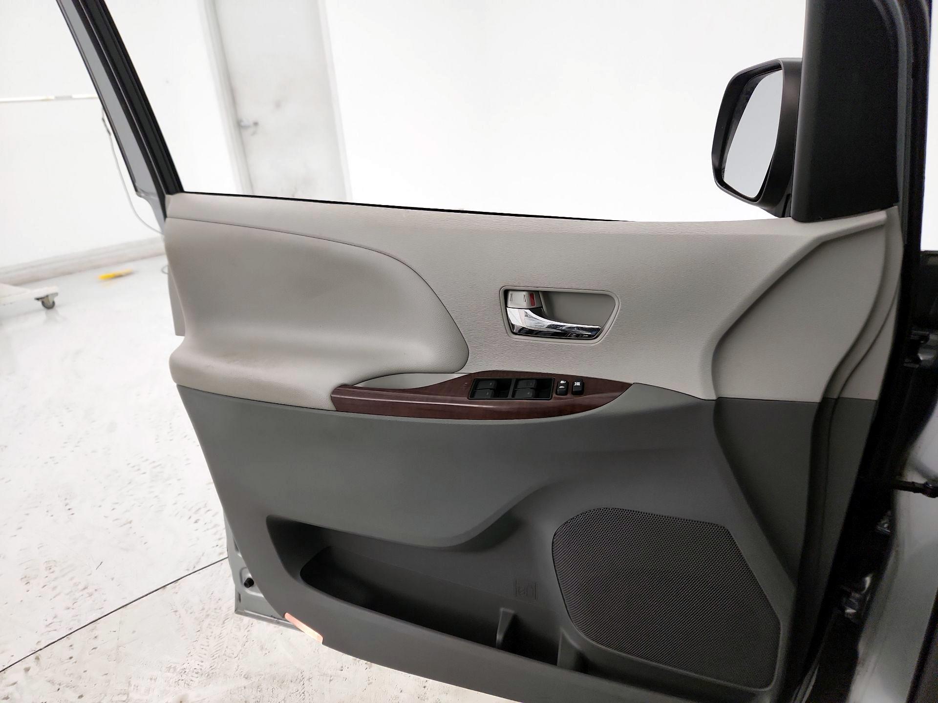 Thumbnail: 2014 Toyota Sienna - 12