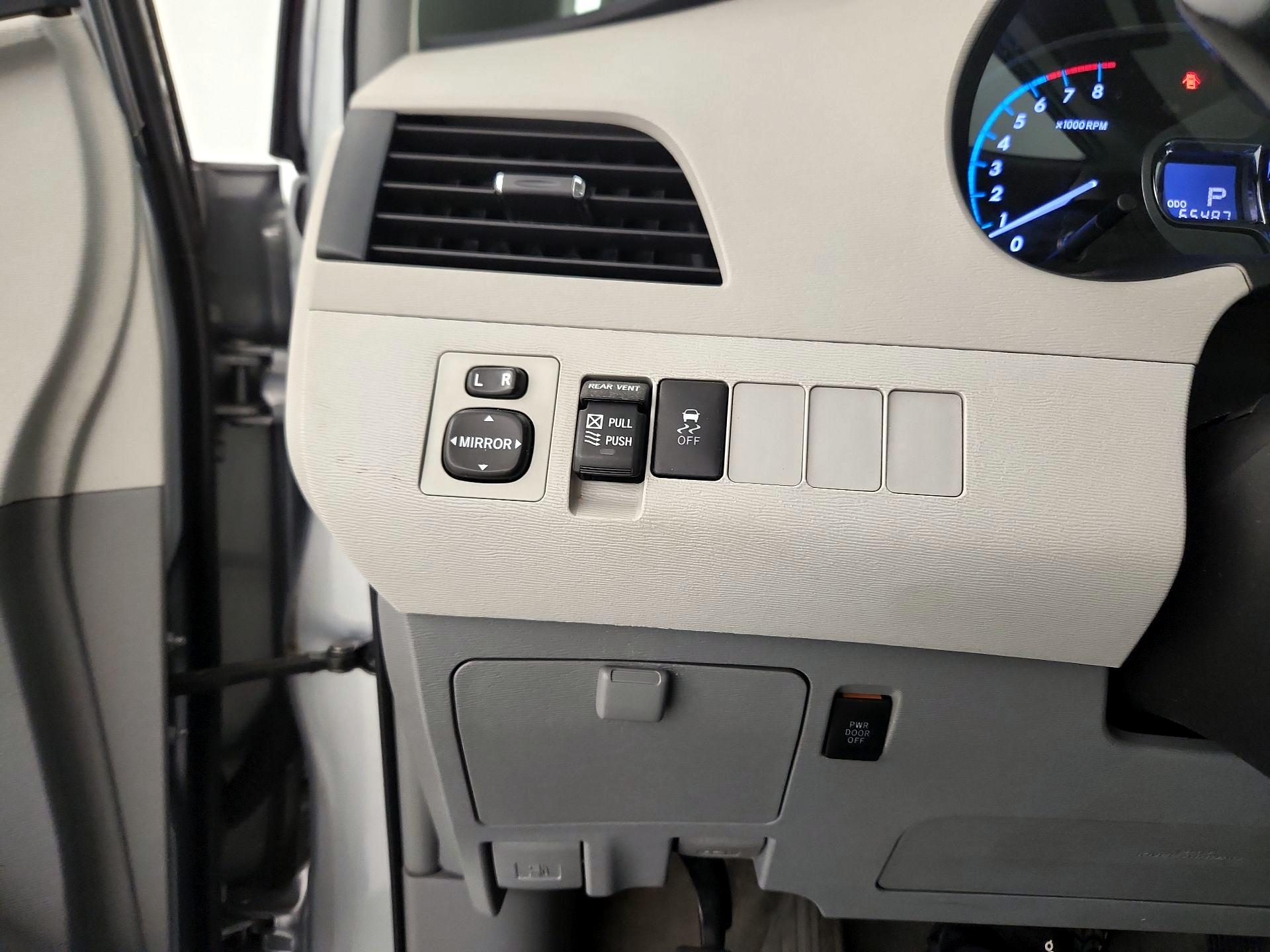 Thumbnail: 2014 Toyota Sienna - 13