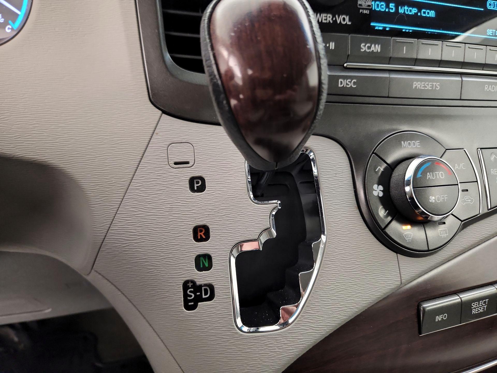 Thumbnail: 2014 Toyota Sienna - 17