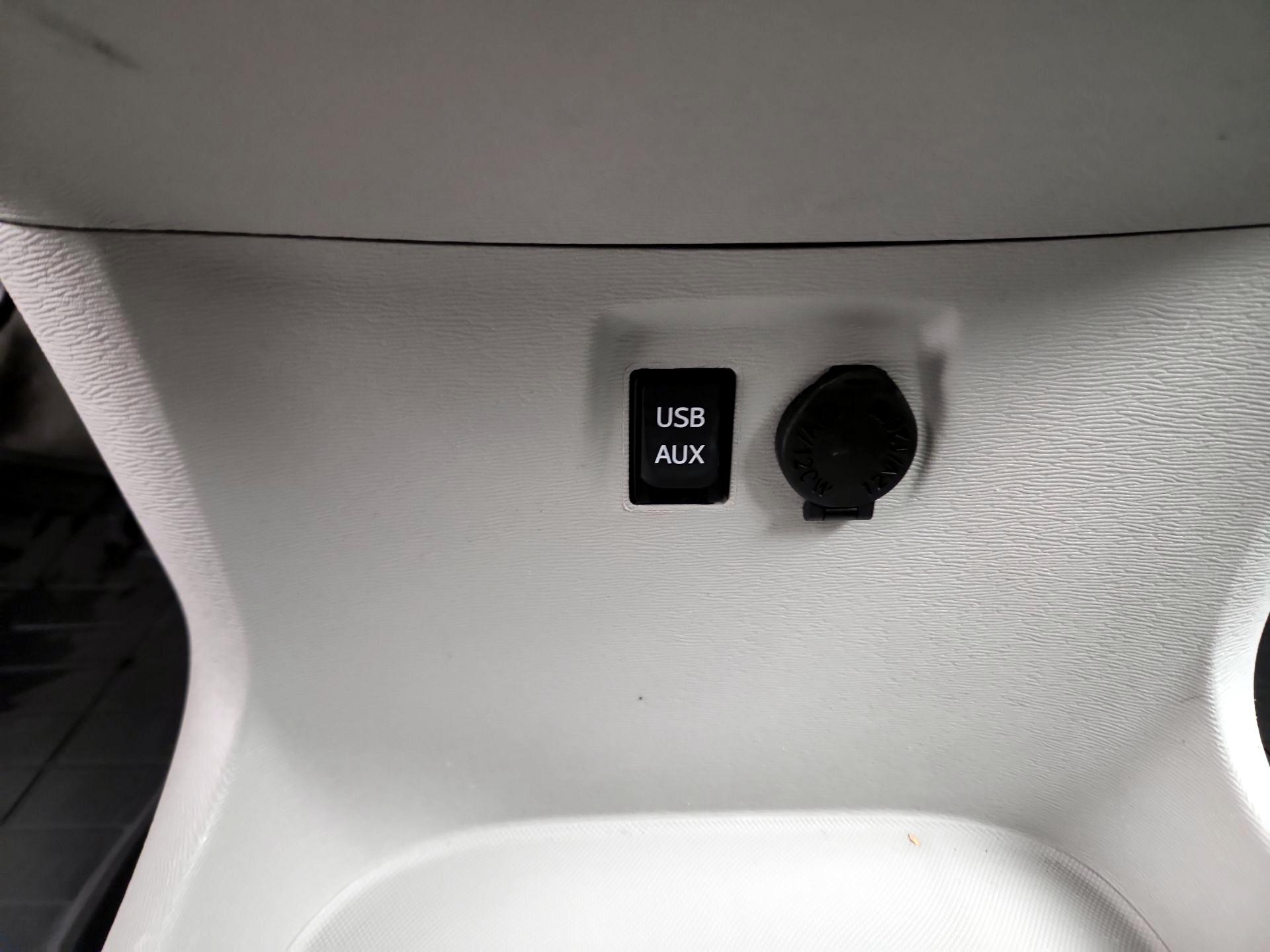 Thumbnail: 2014 Toyota Sienna - 18