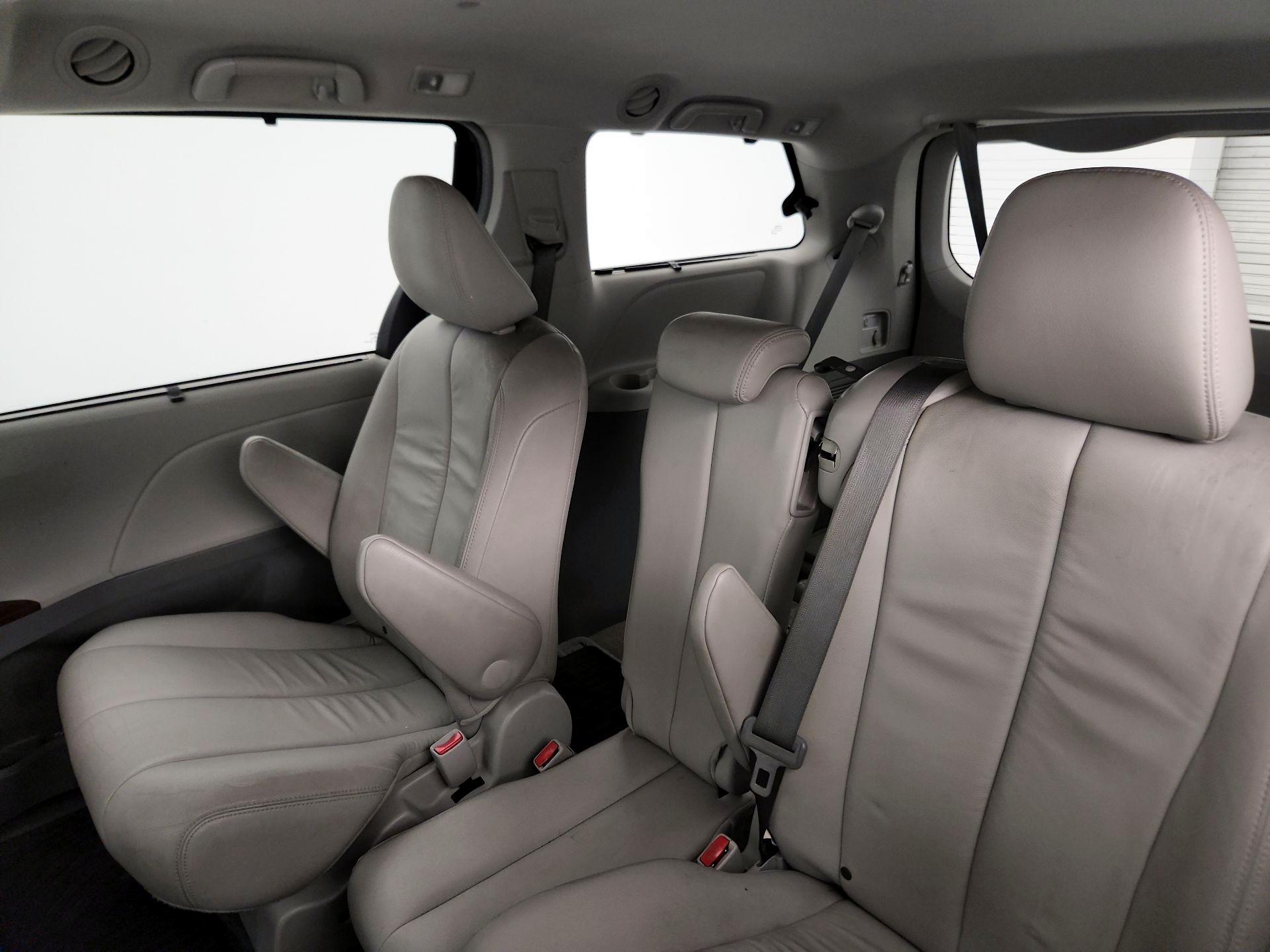 Thumbnail: 2014 Toyota Sienna - 20