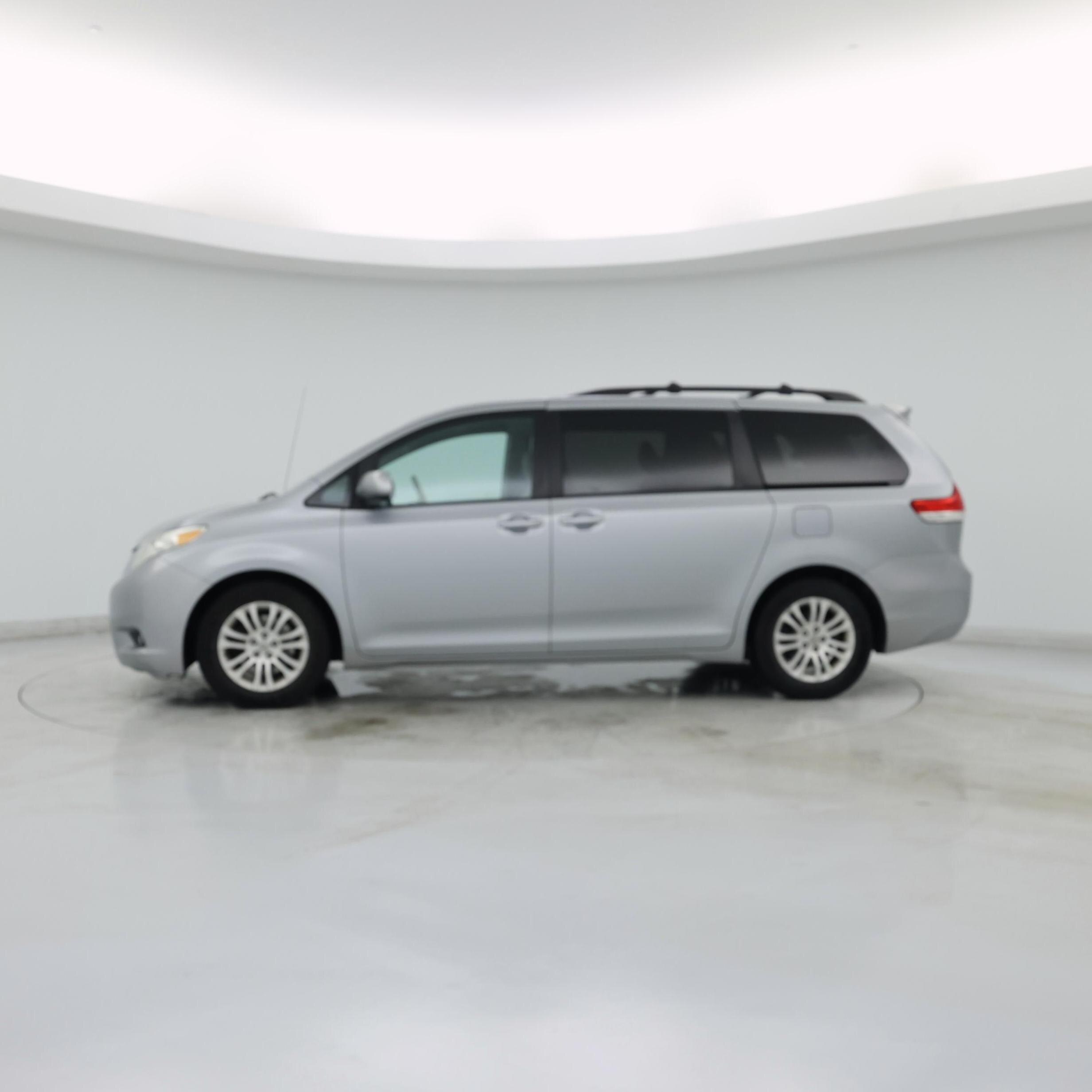 Thumbnail: 2014 Toyota Sienna - 3