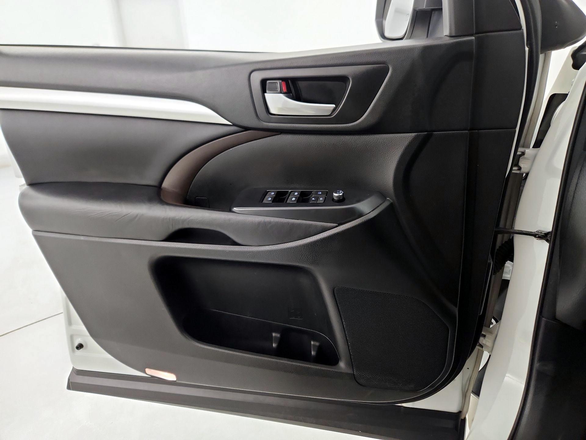 Thumbnail: 2018 Toyota Highlander - 12