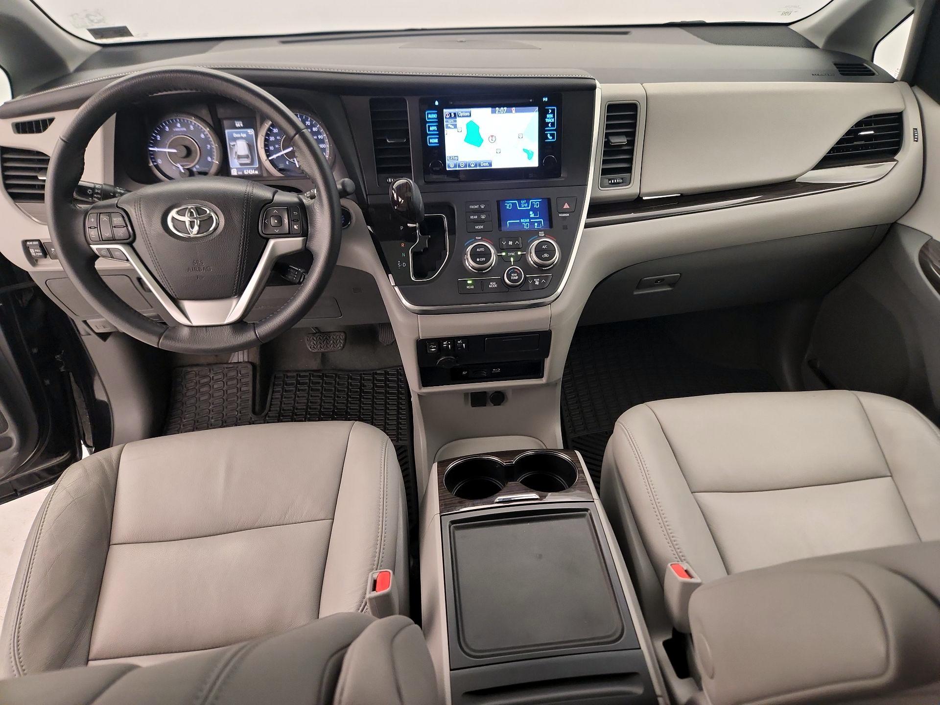 Thumbnail: 2017 Toyota Sienna - 9