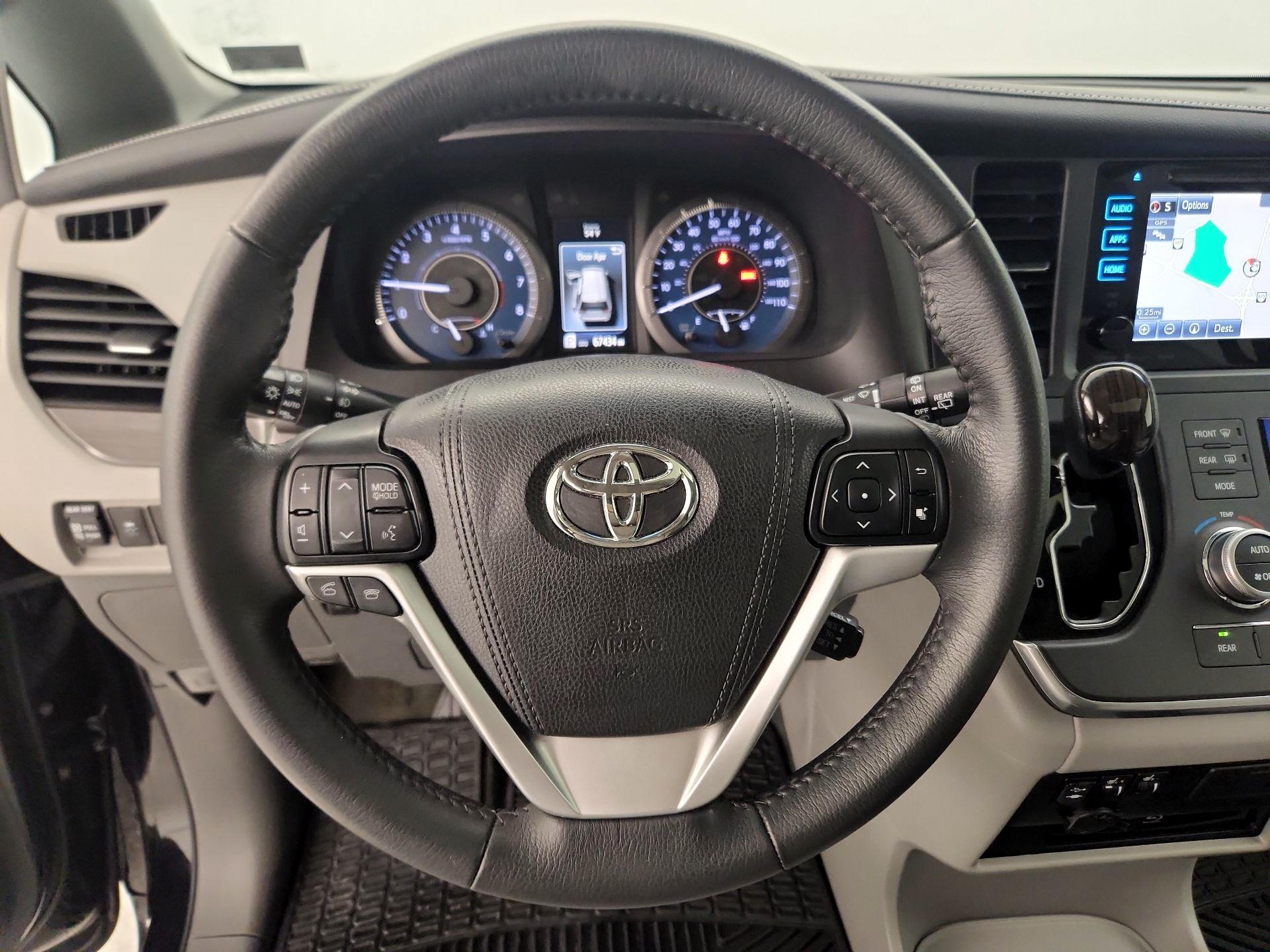 Thumbnail: 2017 Toyota Sienna - 10