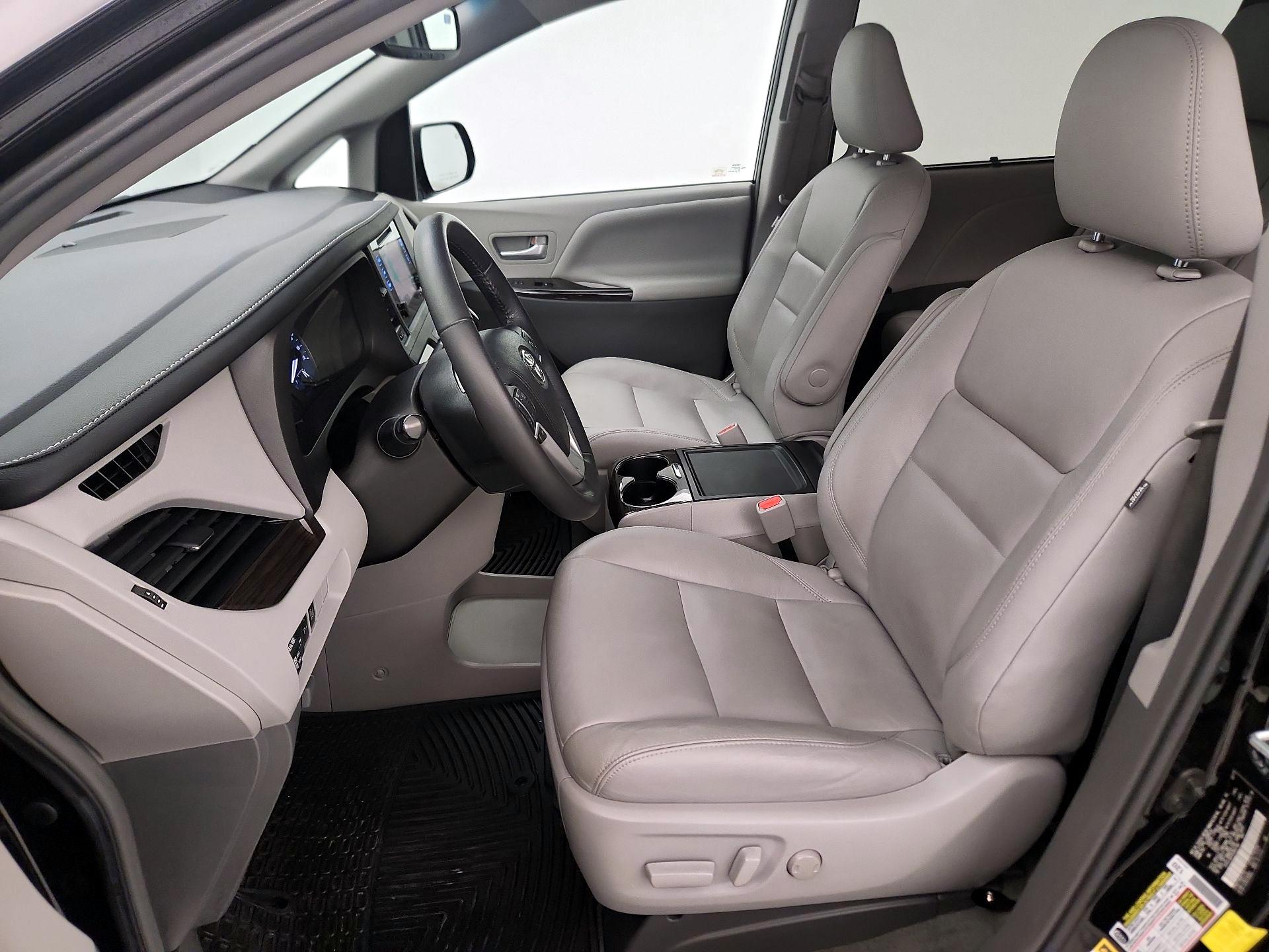 Thumbnail: 2017 Toyota Sienna - 11