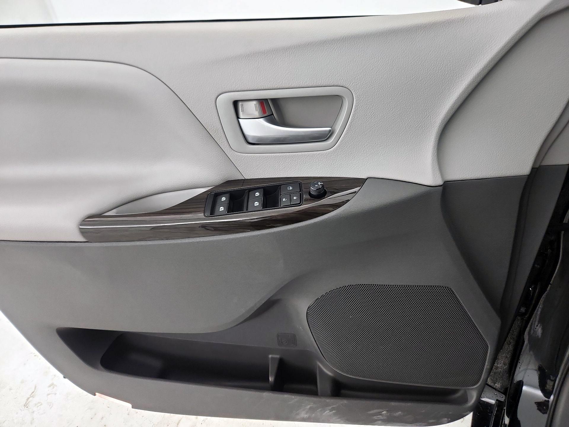 Thumbnail: 2017 Toyota Sienna - 12