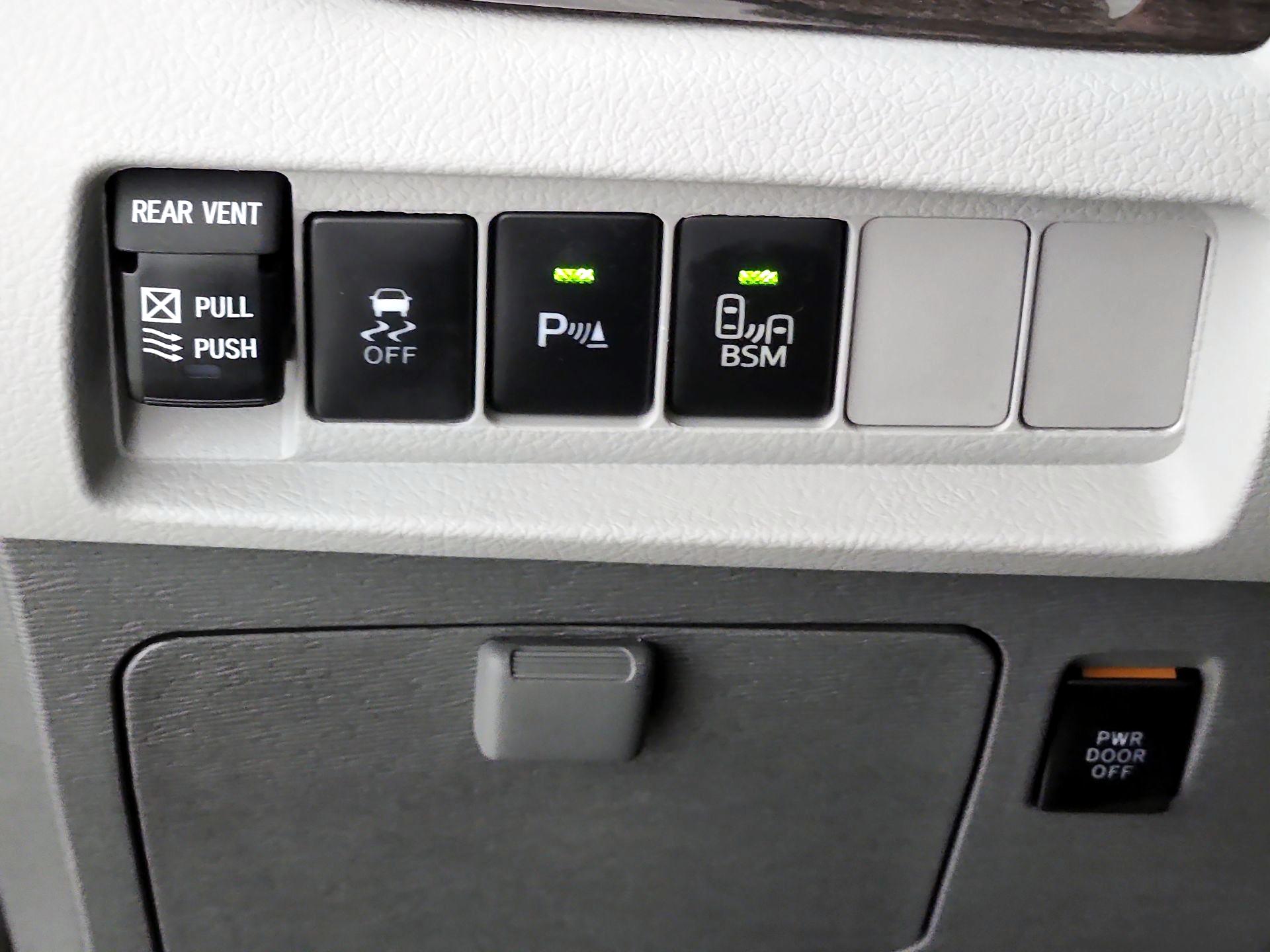 Thumbnail: 2017 Toyota Sienna - 14