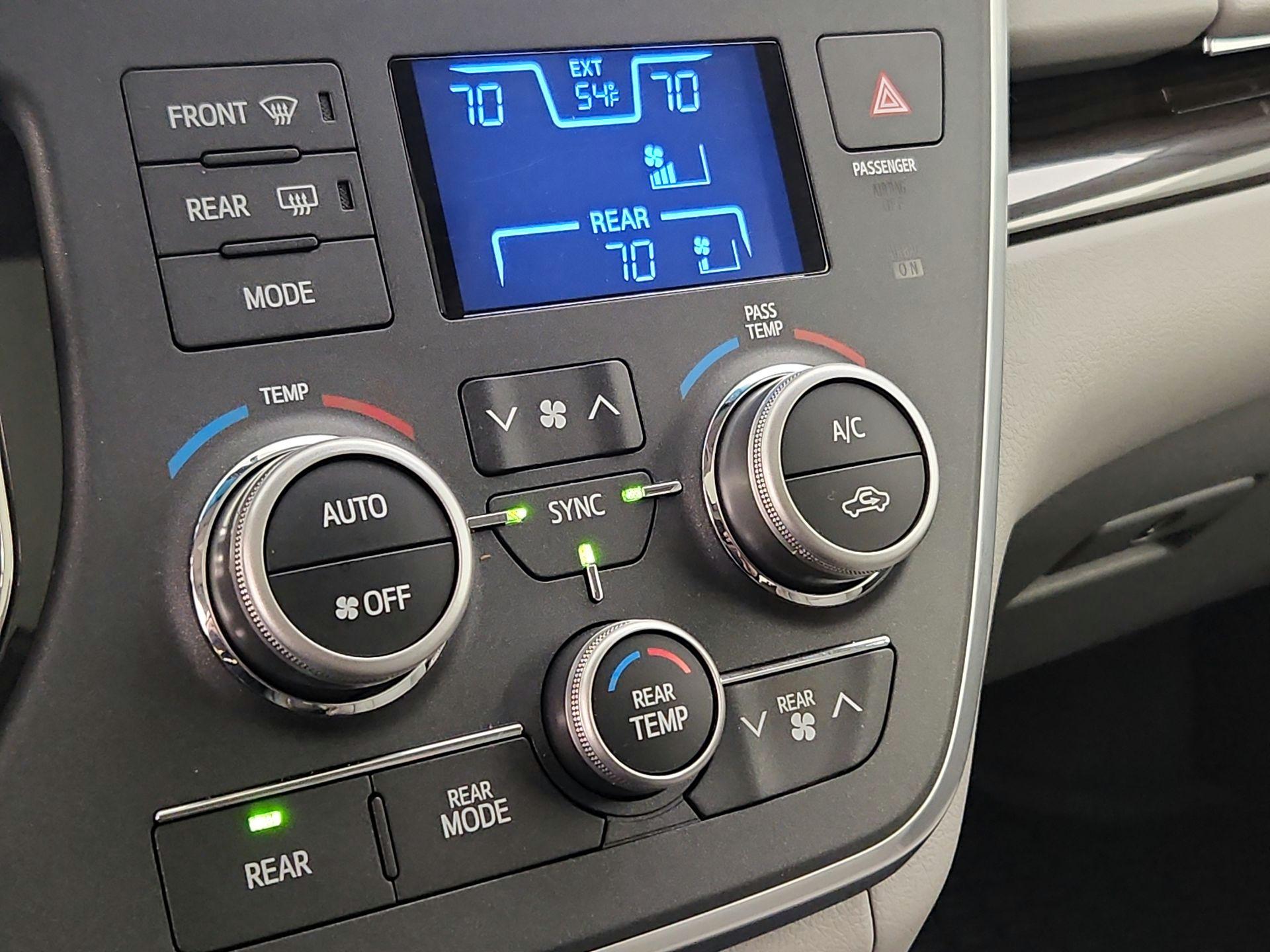 Thumbnail: 2017 Toyota Sienna - 17