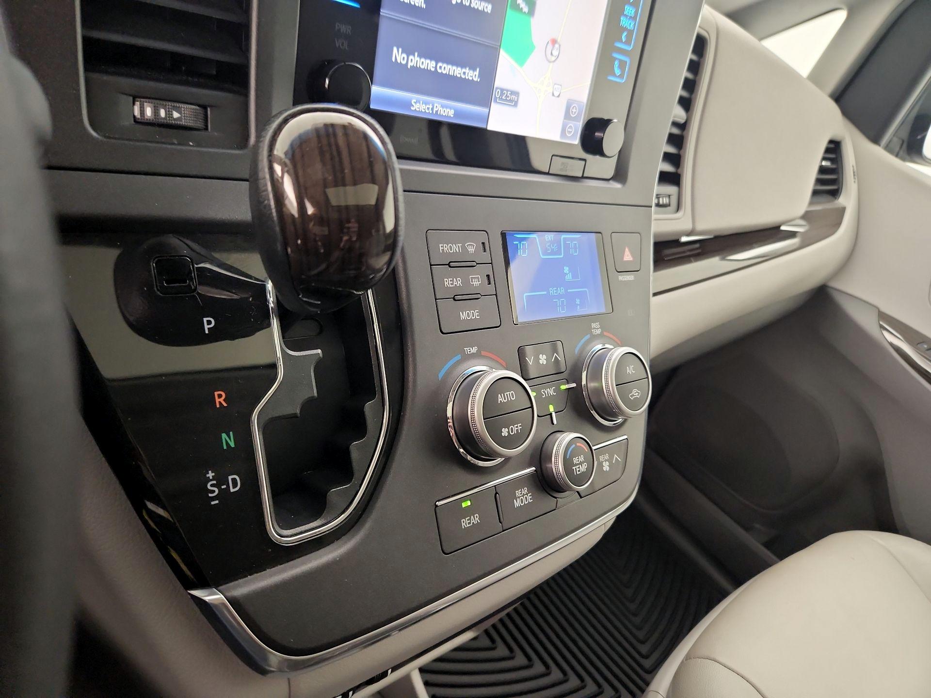 Thumbnail: 2017 Toyota Sienna - 18