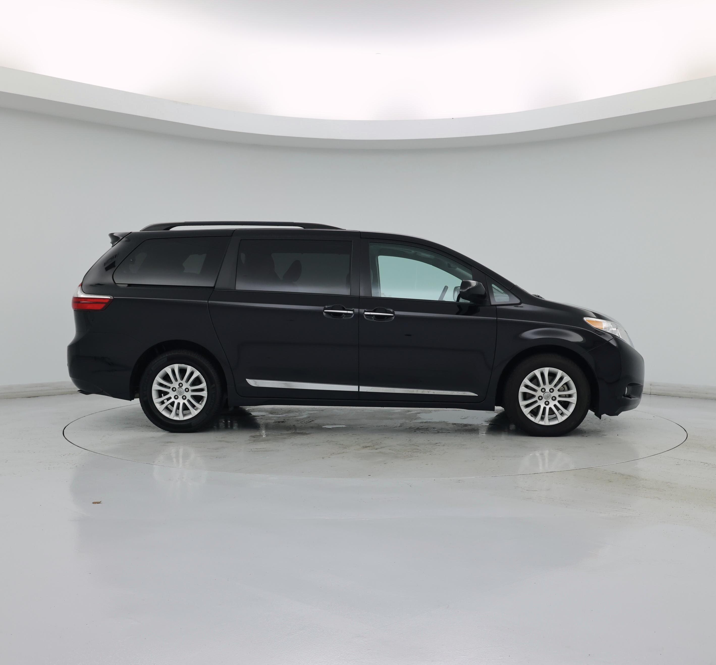 Thumbnail: 2017 Toyota Sienna - 7