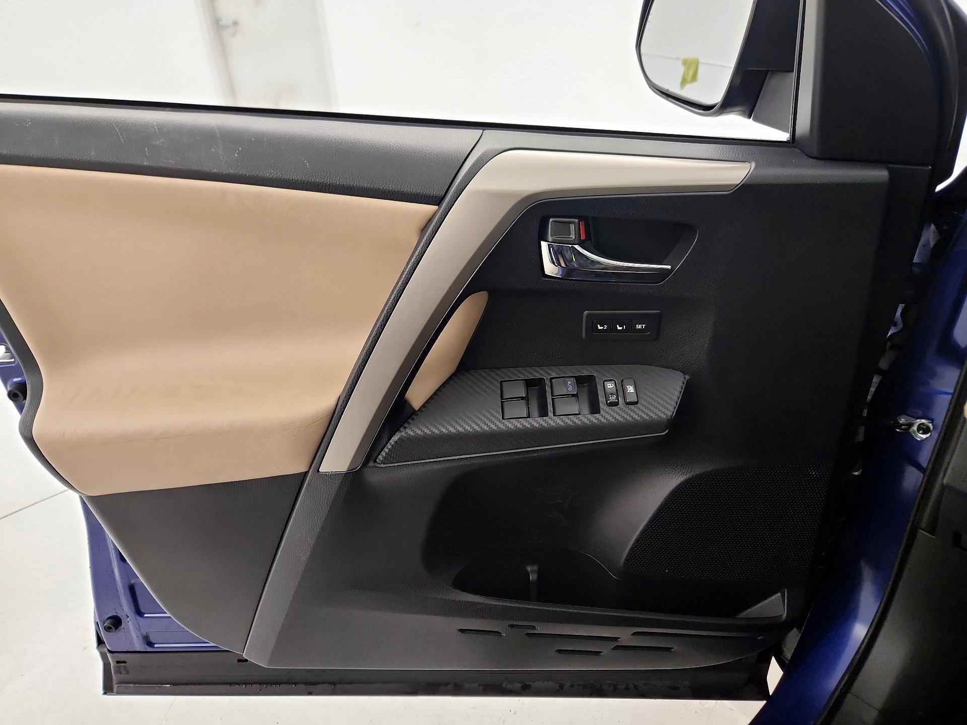 Thumbnail: 2015 Toyota RAV4 - 12