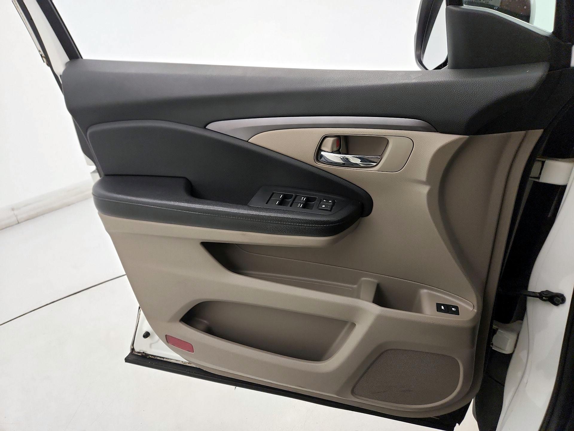 Thumbnail: 2016 Honda Pilot - 12