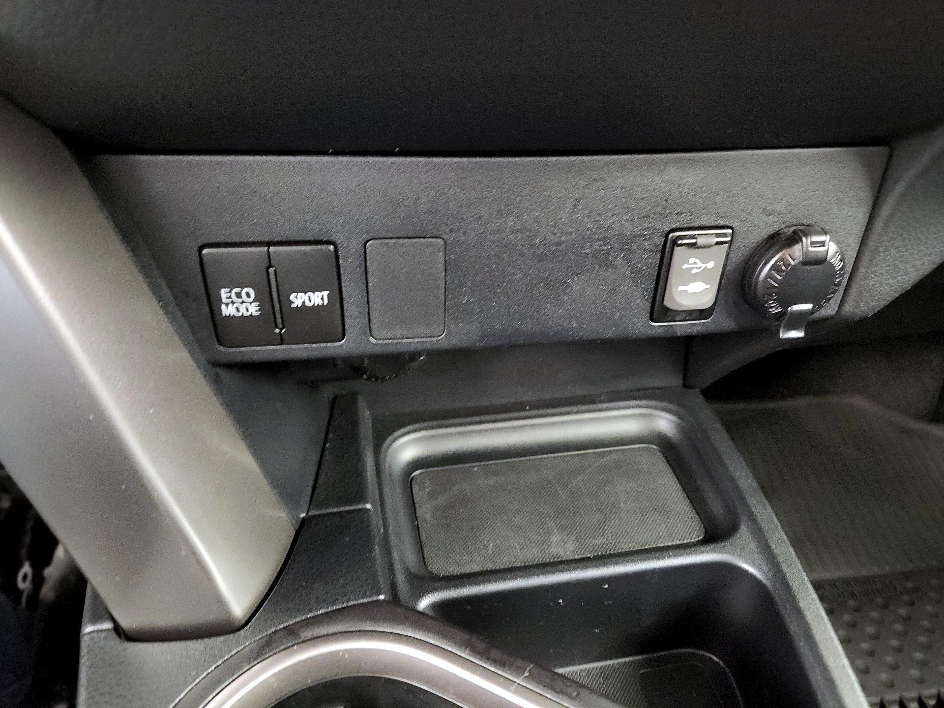 Thumbnail: 2017 Toyota RAV4 - 18