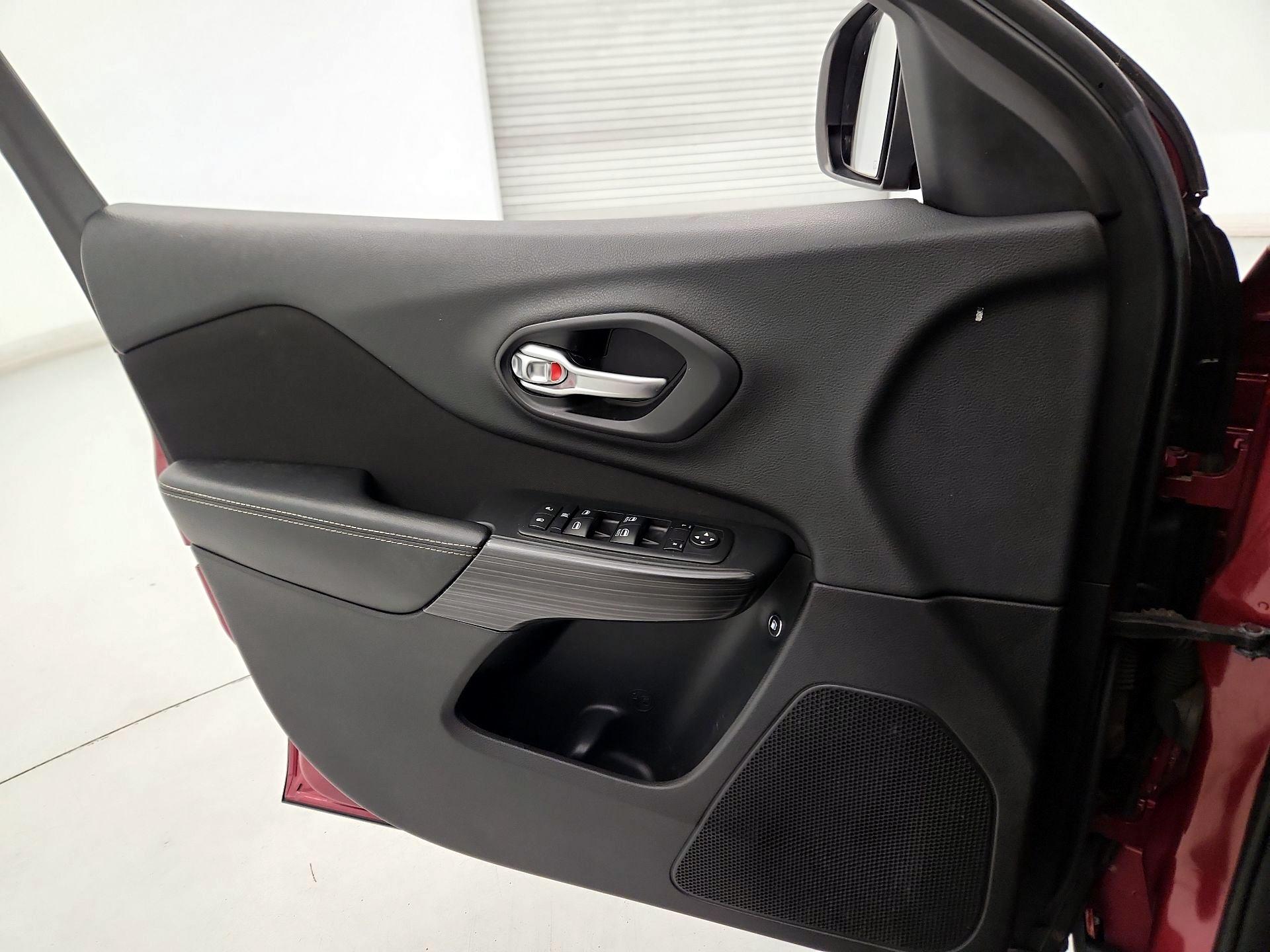 Thumbnail: 2015 Jeep Cherokee - 12