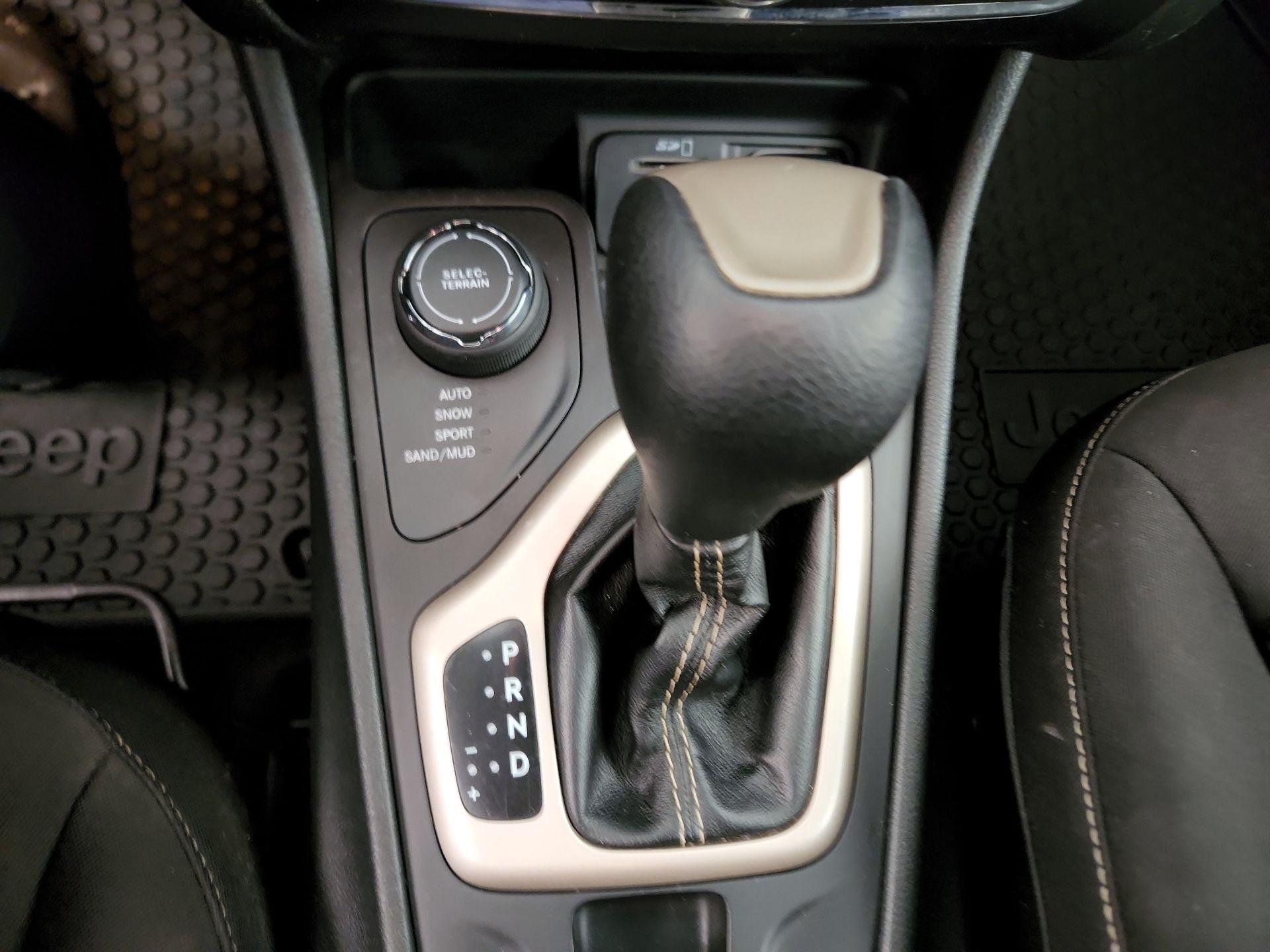 Thumbnail: 2015 Jeep Cherokee - 17