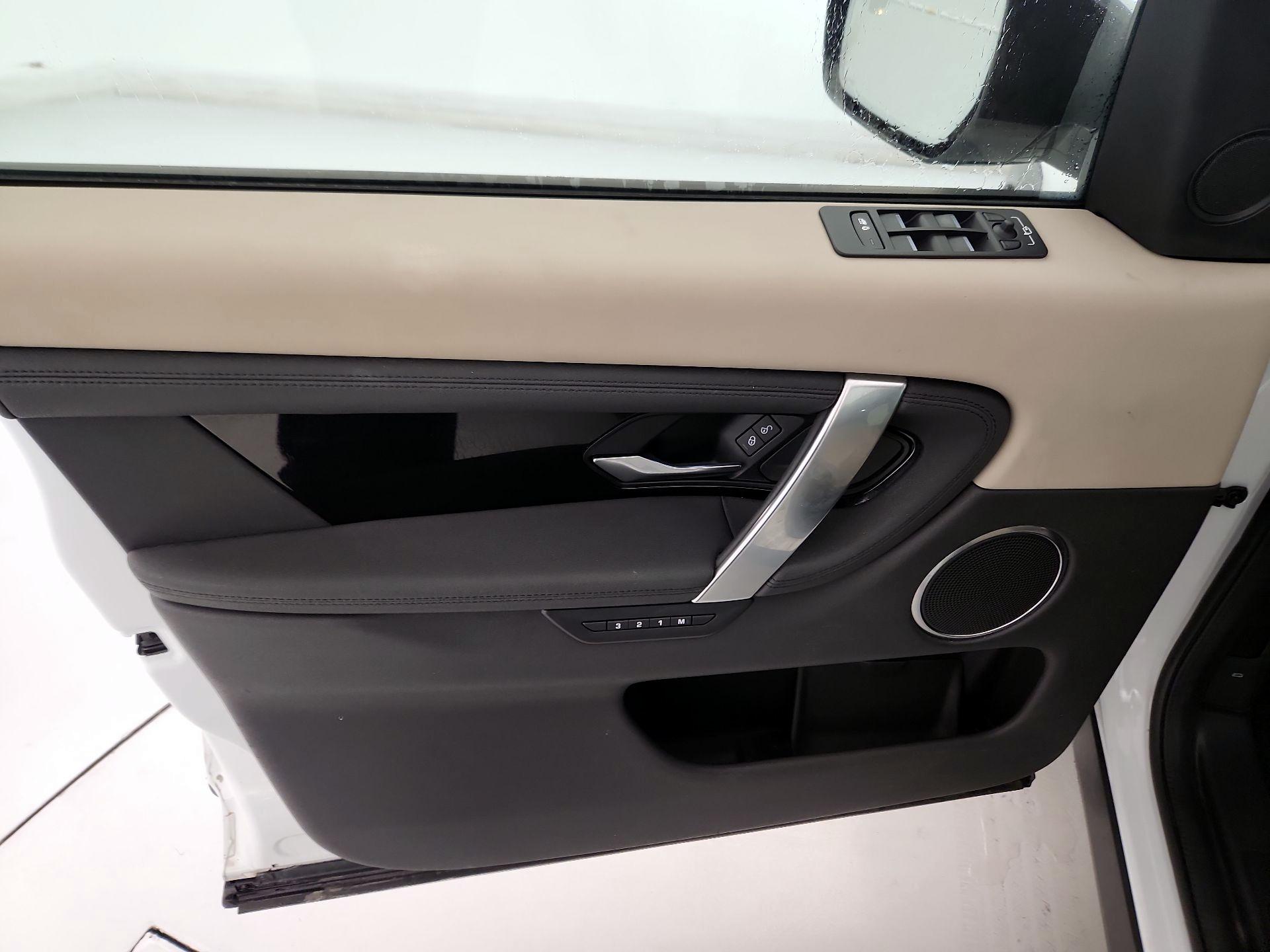 Thumbnail: 2020 Land Rover Discovery Sport - 12