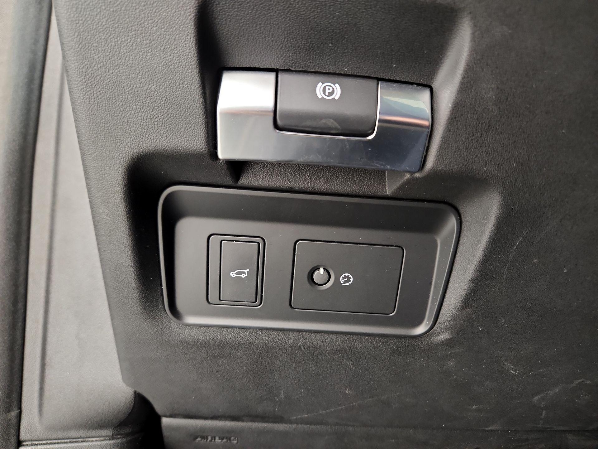 Thumbnail: 2020 Land Rover Discovery Sport - 13